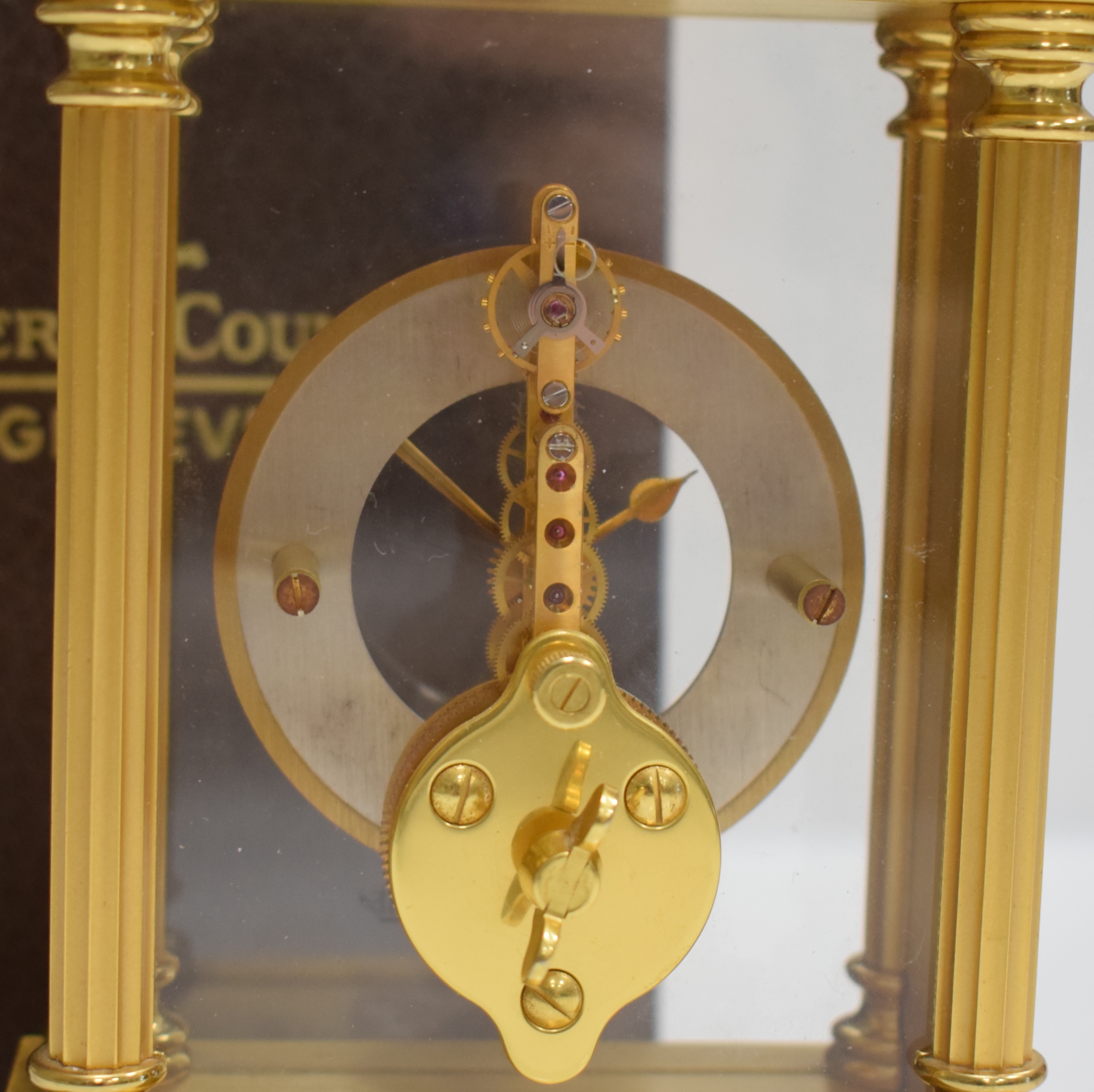 Detail d: Jaeger-LeCoultre feine Tischührchen mit Stabwerk, verg. Messinggeh. zweiseitig vergl., teilw. pol., teilw. matt., silb. Ringzifferblatt m. röm. ...