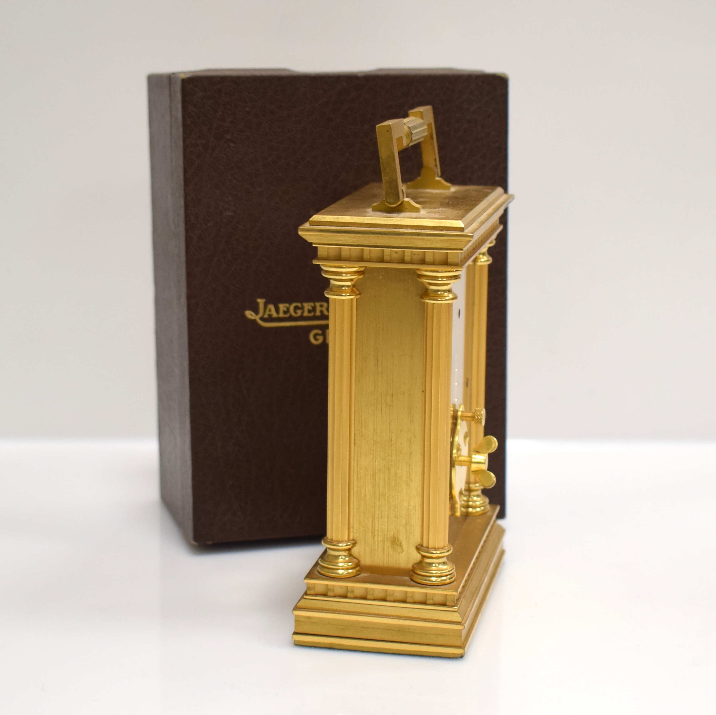 Detail e: Jaeger-LeCoultre feine Tischührchen mit Stabwerk, verg. Messinggeh. zweiseitig vergl., teilw. pol., teilw. matt., silb. Ringzifferblatt m. röm. ...