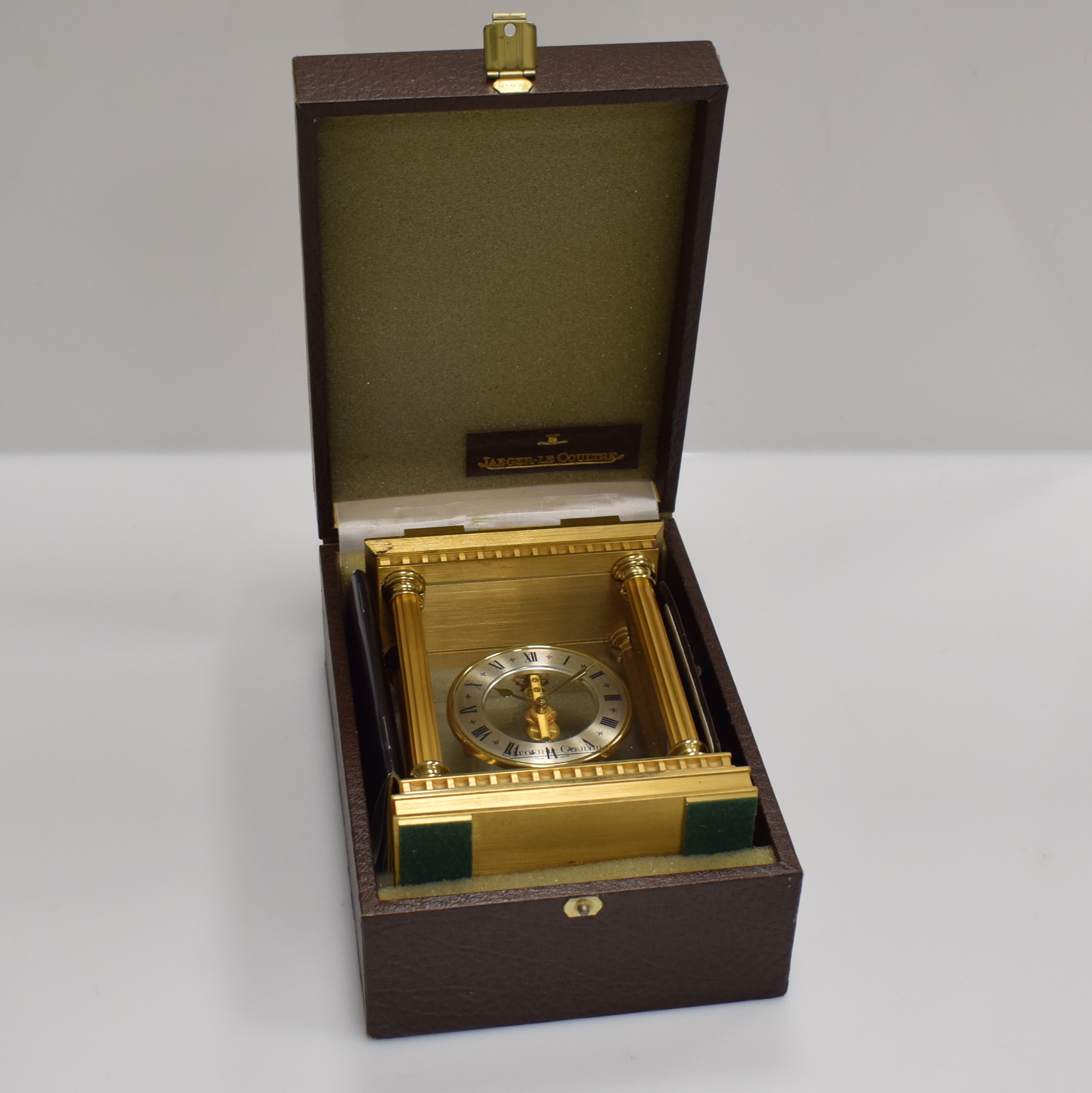 Detail f: Jaeger-LeCoultre feine Tischührchen mit Stabwerk, verg. Messinggeh. zweiseitig vergl., teilw. pol., teilw. matt., silb. Ringzifferblatt m. röm. ...