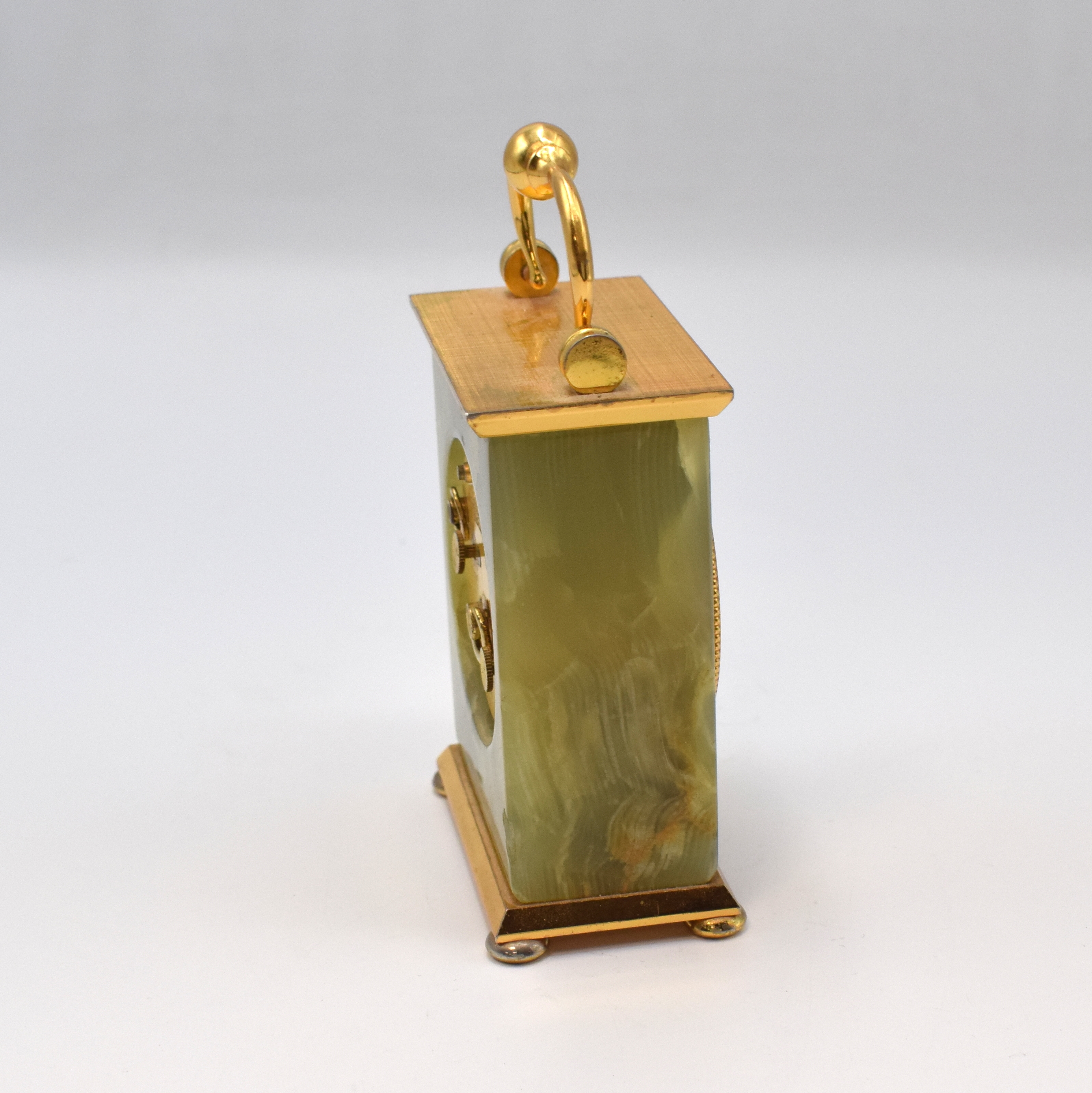 Detail a: IMHOF Tischwecker im schweren Onyx-Gehäuse, Schweiz um 1975, mit Achttagewerk, Messingteile verg., Rundankerw., Basiskal. Le Coultre, Kal. 249, ...