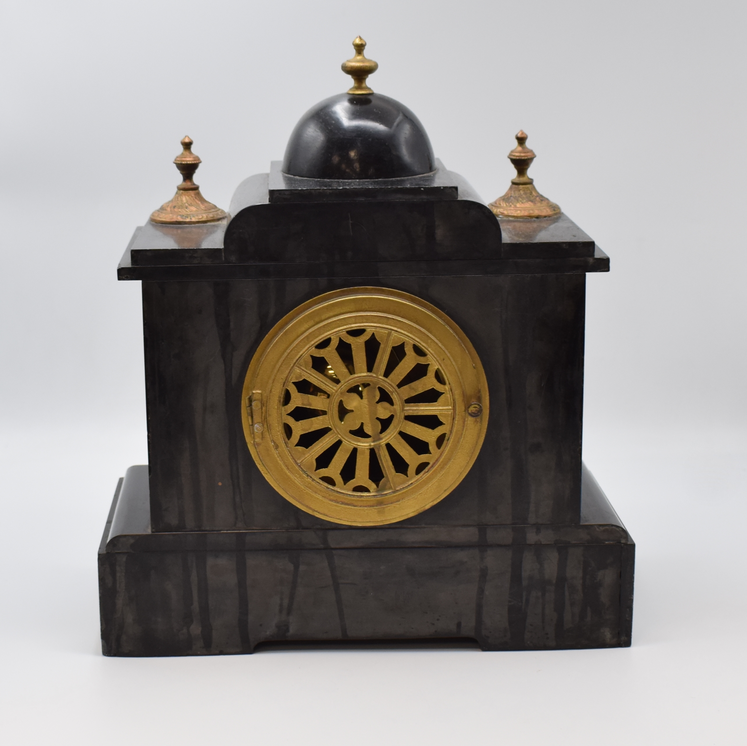 Detail c: Kaminuhr, Frankreich um 1900, z. T. mit Einlagen verziertes Schiefergehäuse, teilw. riss./brüch., Halbstunden- und Stundenschlag auf Glocke, M. ca. ...
