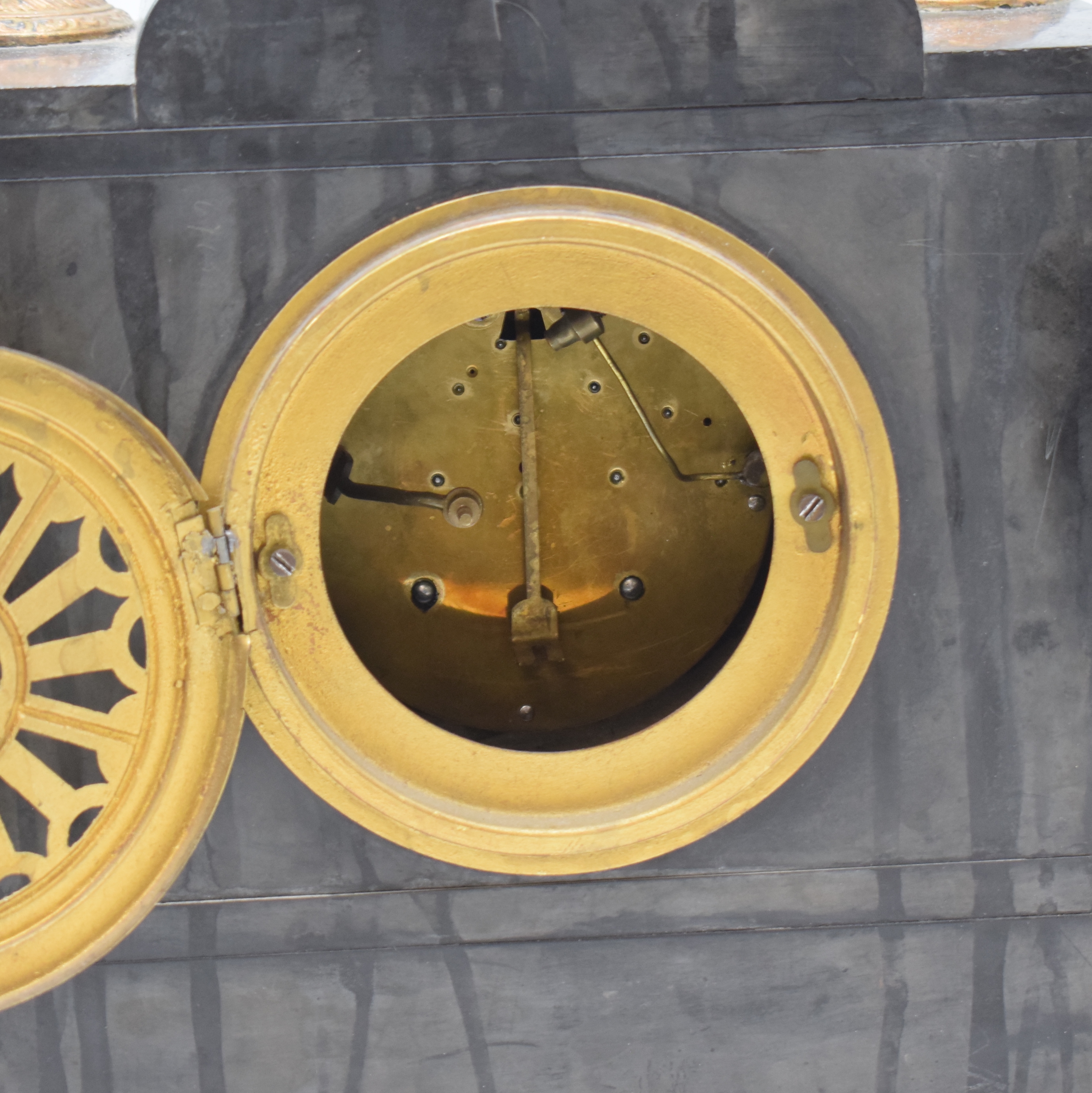 Detail d: Kaminuhr, Frankreich um 1900, z. T. mit Einlagen verziertes Schiefergehäuse, teilw. riss./brüch., Halbstunden- und Stundenschlag auf Glocke, M. ca. ...