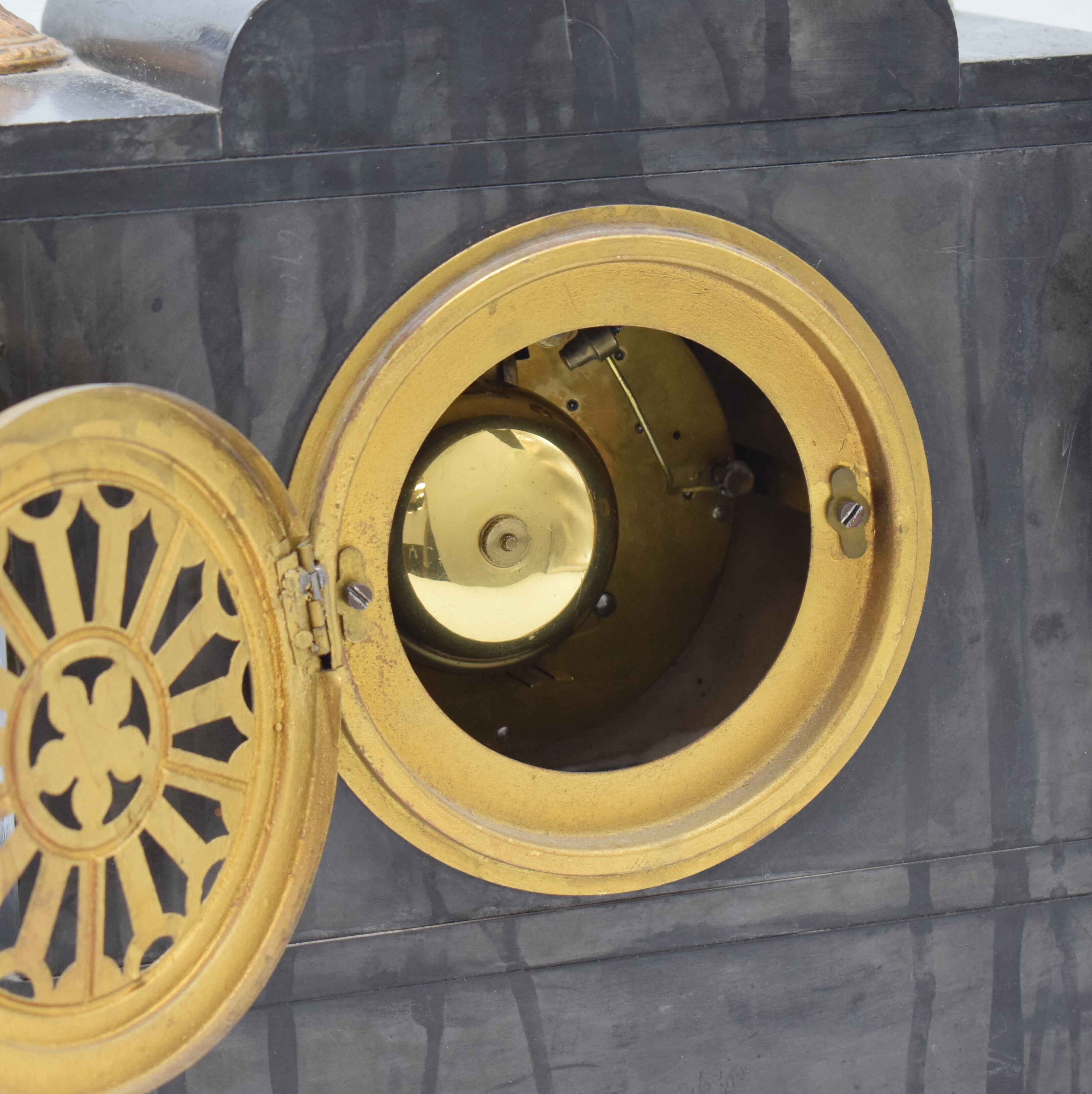Detail e: Kaminuhr, Frankreich um 1900, z. T. mit Einlagen verziertes Schiefergehäuse, teilw. riss./brüch., Halbstunden- und Stundenschlag auf Glocke, M. ca. ...