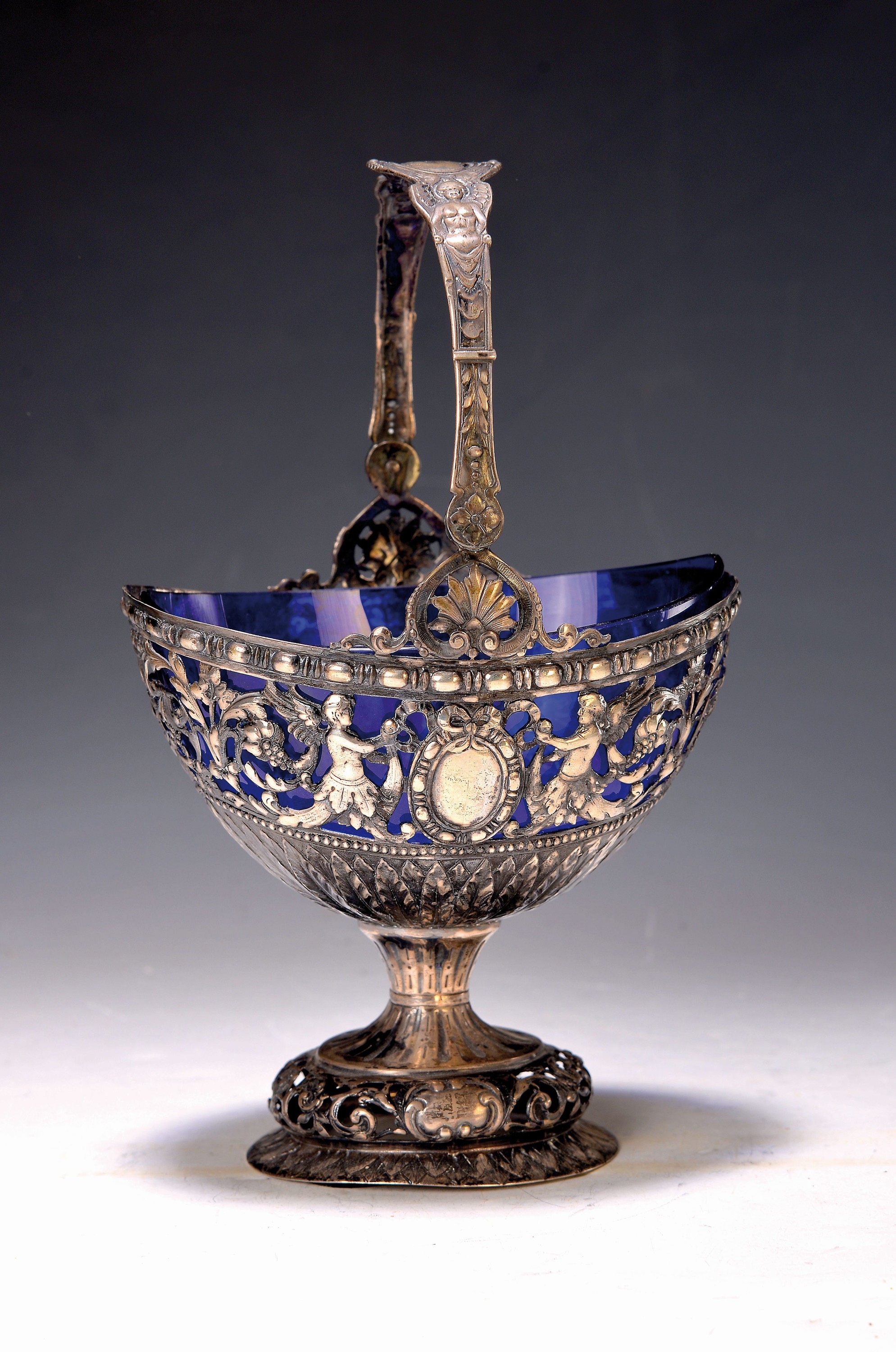 Fußschale, wohl deutsch, um 1900, Silber geprüft, reich verzierter klassizistischer Dekor, mit Durchbrucharbeit, blauer Glaseinsatz, ca. 307 g, ca. ...