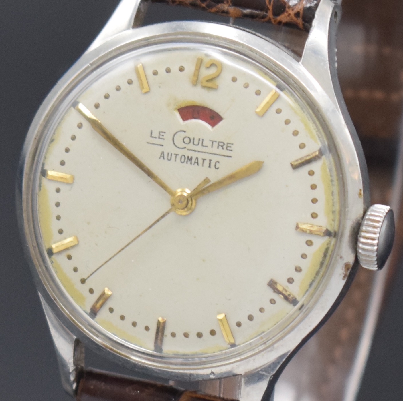 Detail a: Jaeger-LeCoultre Armbanduhr mit Gangreserveanzeige in Stahl, Schweiz um 1945, Hammerautomatik, 2-tlg. Geh., Boden aufgedr., Zifferbl. rest., gold. ...