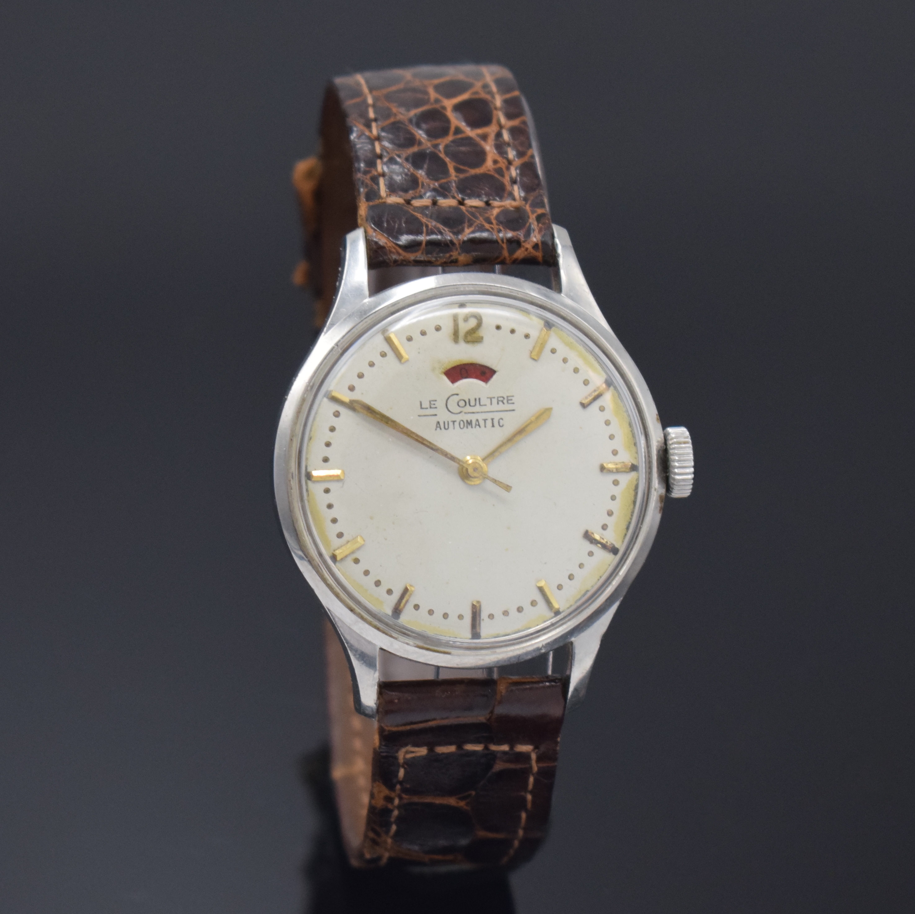 Detail b: Jaeger-LeCoultre Armbanduhr mit Gangreserveanzeige in Stahl, Schweiz um 1945, Hammerautomatik, 2-tlg. Geh., Boden aufgedr., Zifferbl. rest., gold. ...