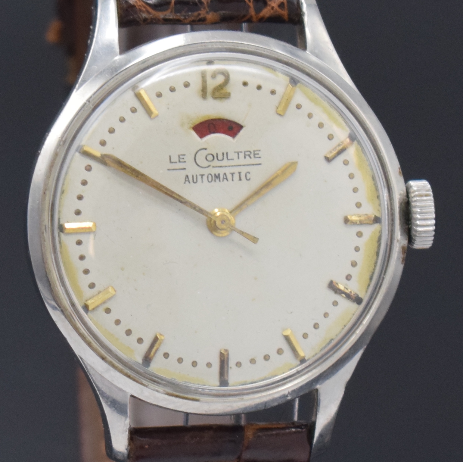 Detail c: Jaeger-LeCoultre Armbanduhr mit Gangreserveanzeige in Stahl, Schweiz um 1945, Hammerautomatik, 2-tlg. Geh., Boden aufgedr., Zifferbl. rest., gold. ...
