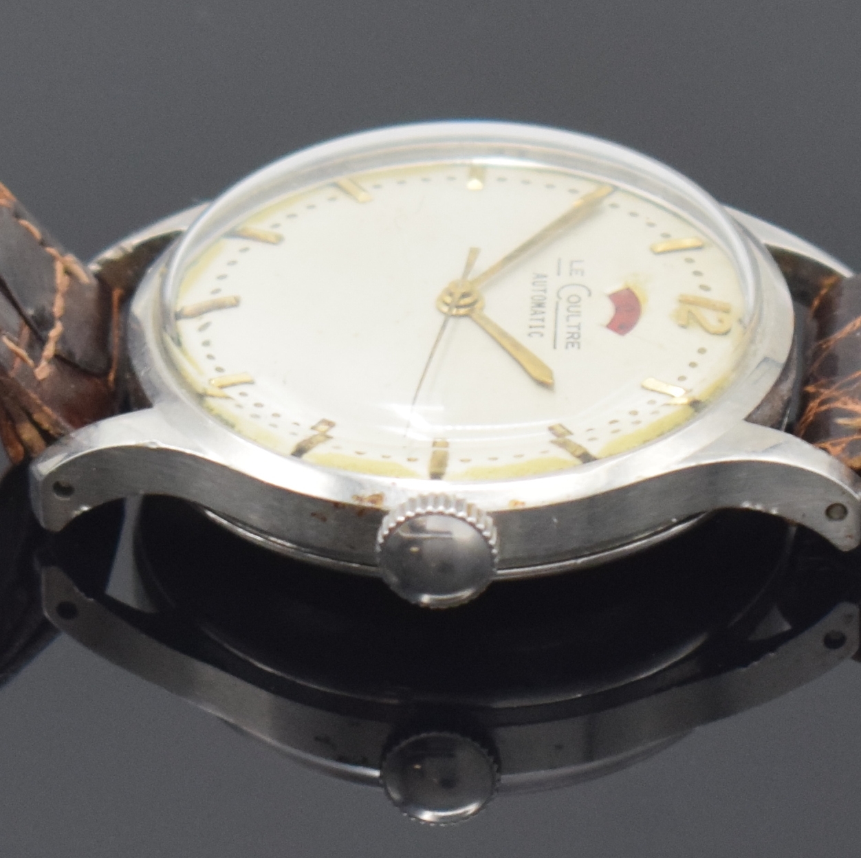 Detail d: Jaeger-LeCoultre Armbanduhr mit Gangreserveanzeige in Stahl, Schweiz um 1945, Hammerautomatik, 2-tlg. Geh., Boden aufgedr., Zifferbl. rest., gold. ...
