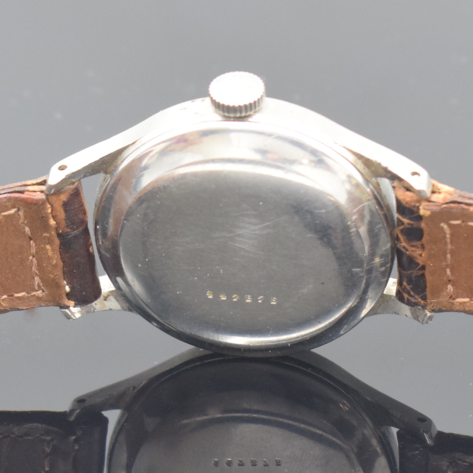 Detail e: Jaeger-LeCoultre Armbanduhr mit Gangreserveanzeige in Stahl, Schweiz um 1945, Hammerautomatik, 2-tlg. Geh., Boden aufgedr., Zifferbl. rest., gold. ...