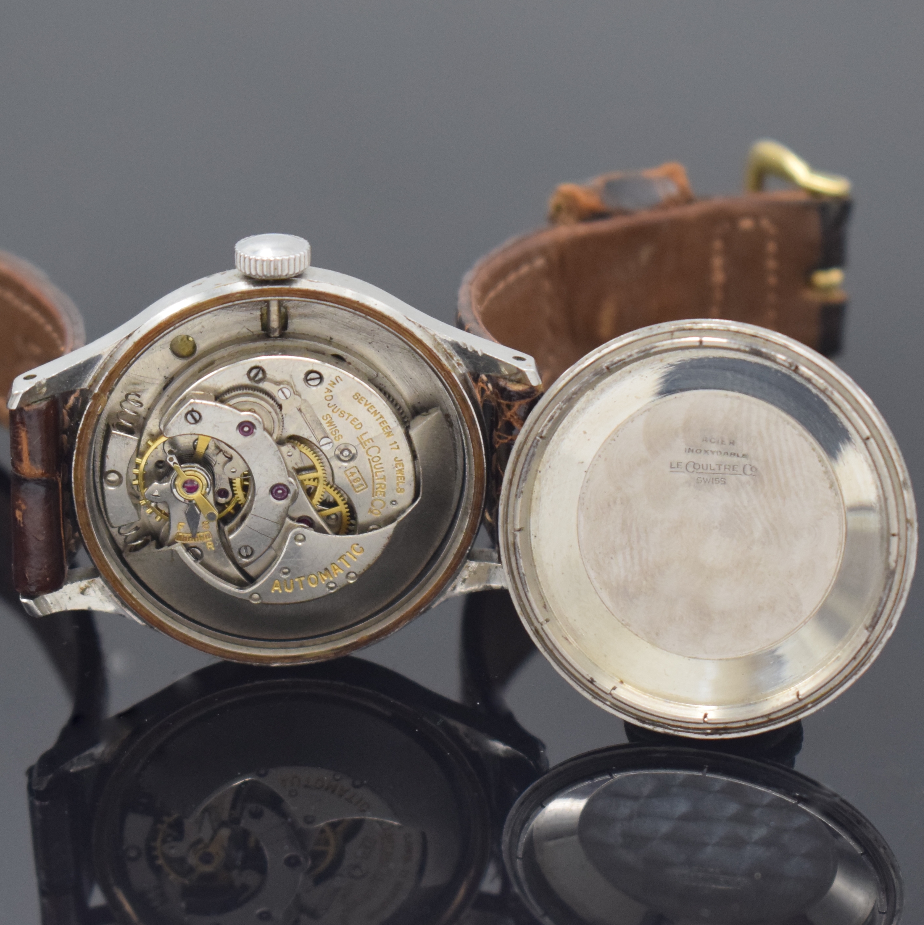 Detail f: Jaeger-LeCoultre Armbanduhr mit Gangreserveanzeige in Stahl, Schweiz um 1945, Hammerautomatik, 2-tlg. Geh., Boden aufgedr., Zifferbl. rest., gold. ...