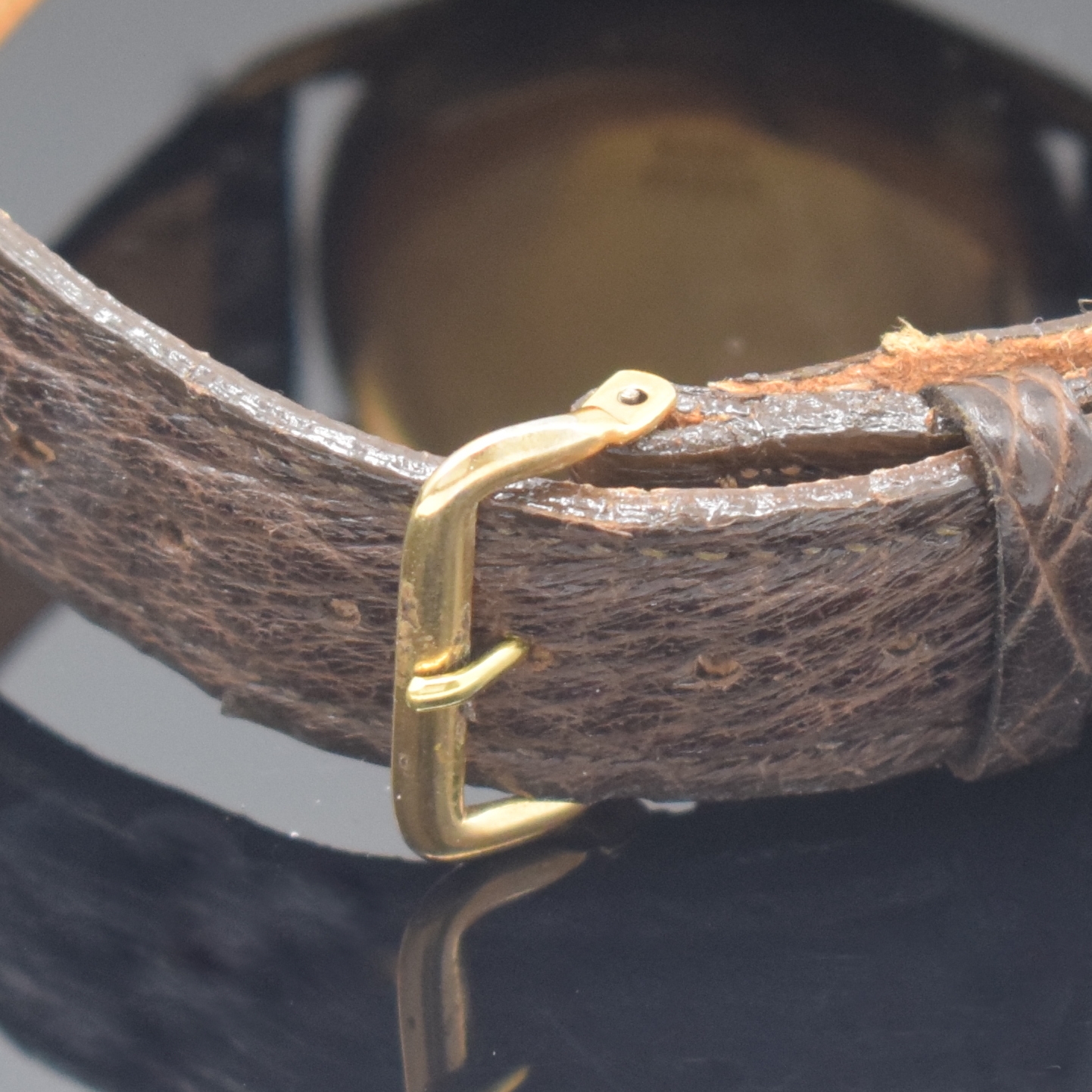 Detail d: ALPHA Armbanduhr mit Hammerautomatik in GG 750/000, Schweiz um 1945, Boden aufgedr., silb. Duoton-Zifferbl. pat., aufges. gold. röm. Zahlen u. ...