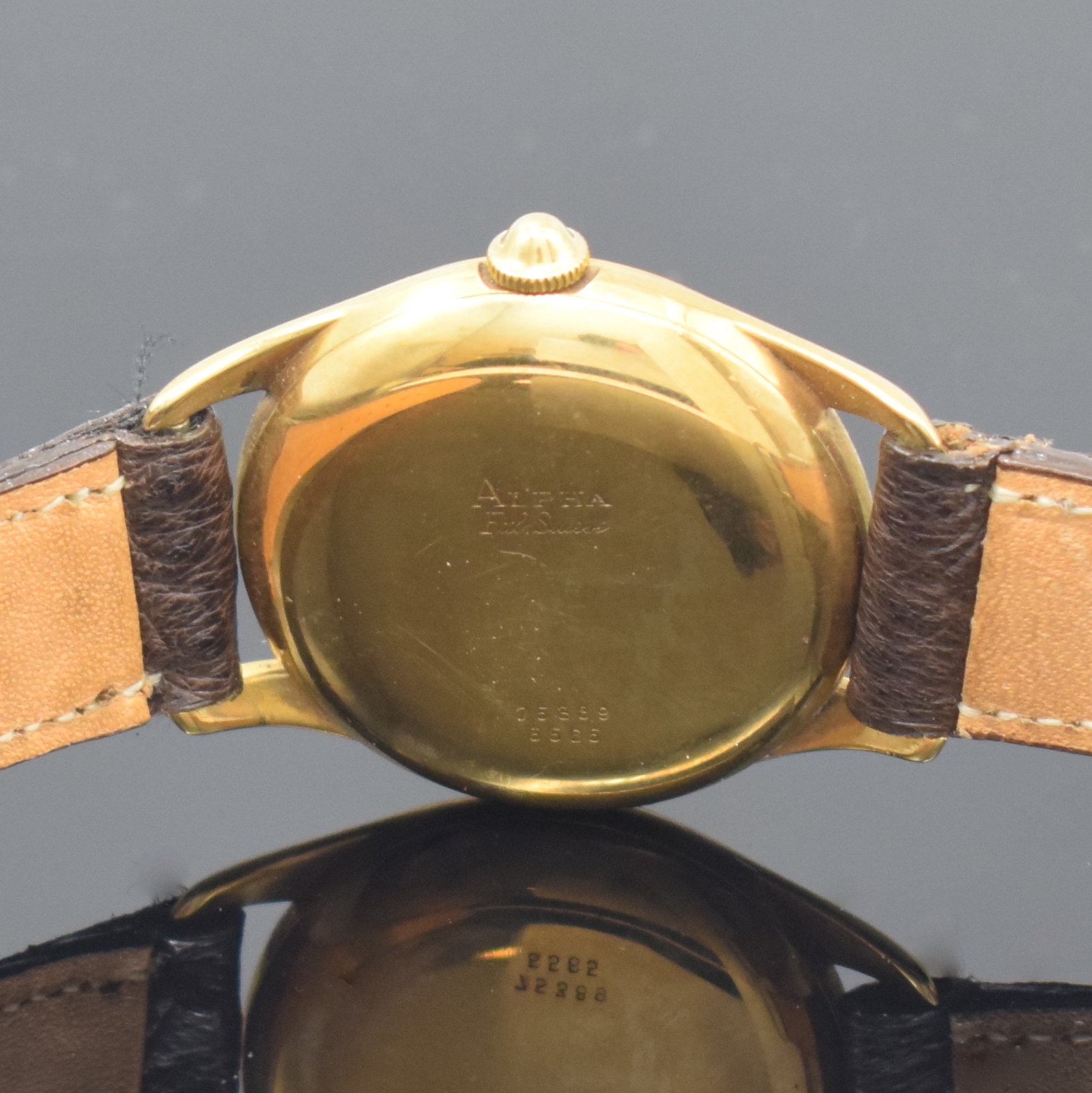 Detail f: ALPHA Armbanduhr mit Hammerautomatik in GG 750/000, Schweiz um 1945, Boden aufgedr., silb. Duoton-Zifferbl. pat., aufges. gold. röm. Zahlen u. ...