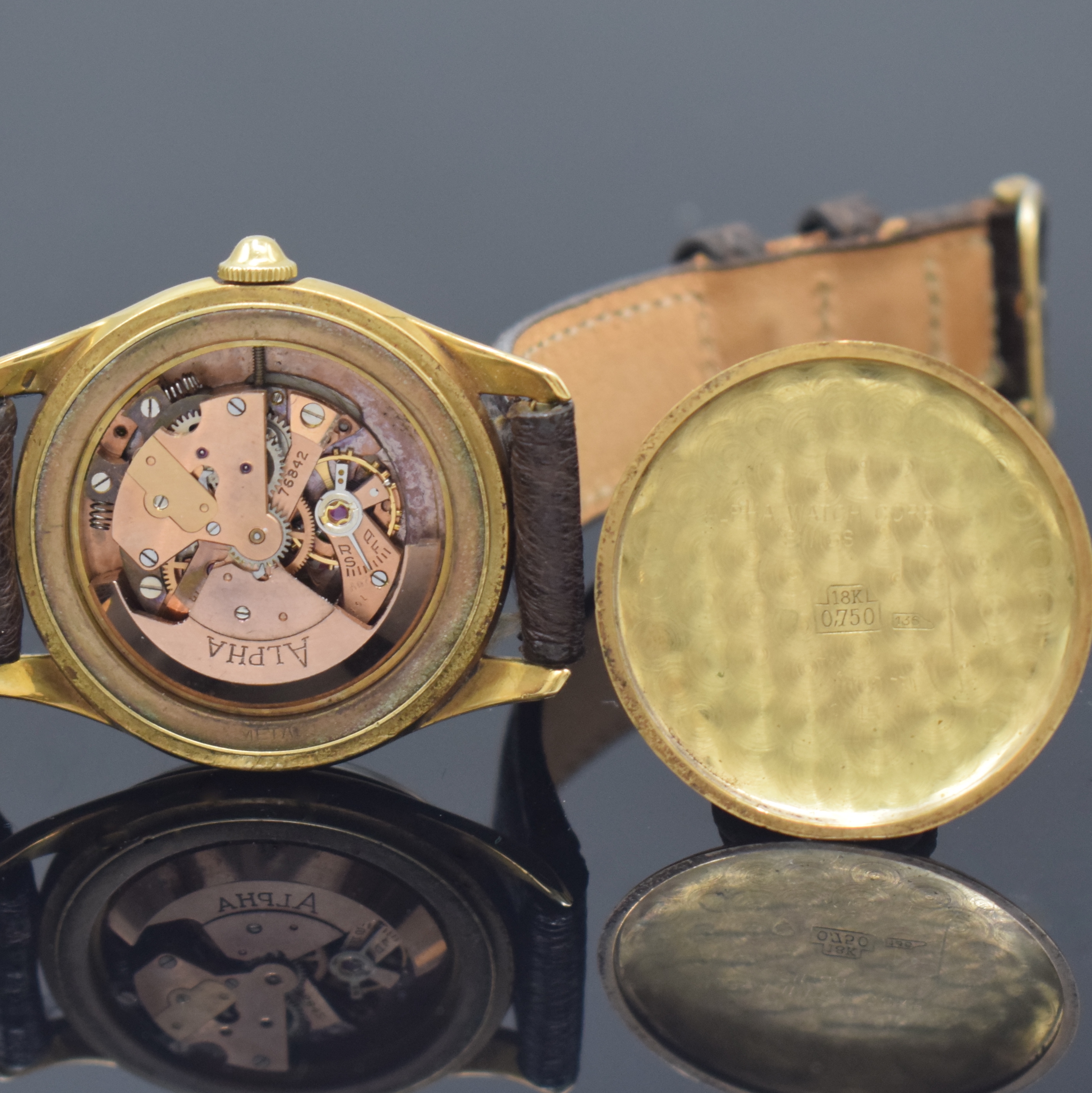 Detail g: ALPHA Armbanduhr mit Hammerautomatik in GG 750/000, Schweiz um 1945, Boden aufgedr., silb. Duoton-Zifferbl. pat., aufges. gold. röm. Zahlen u. ...