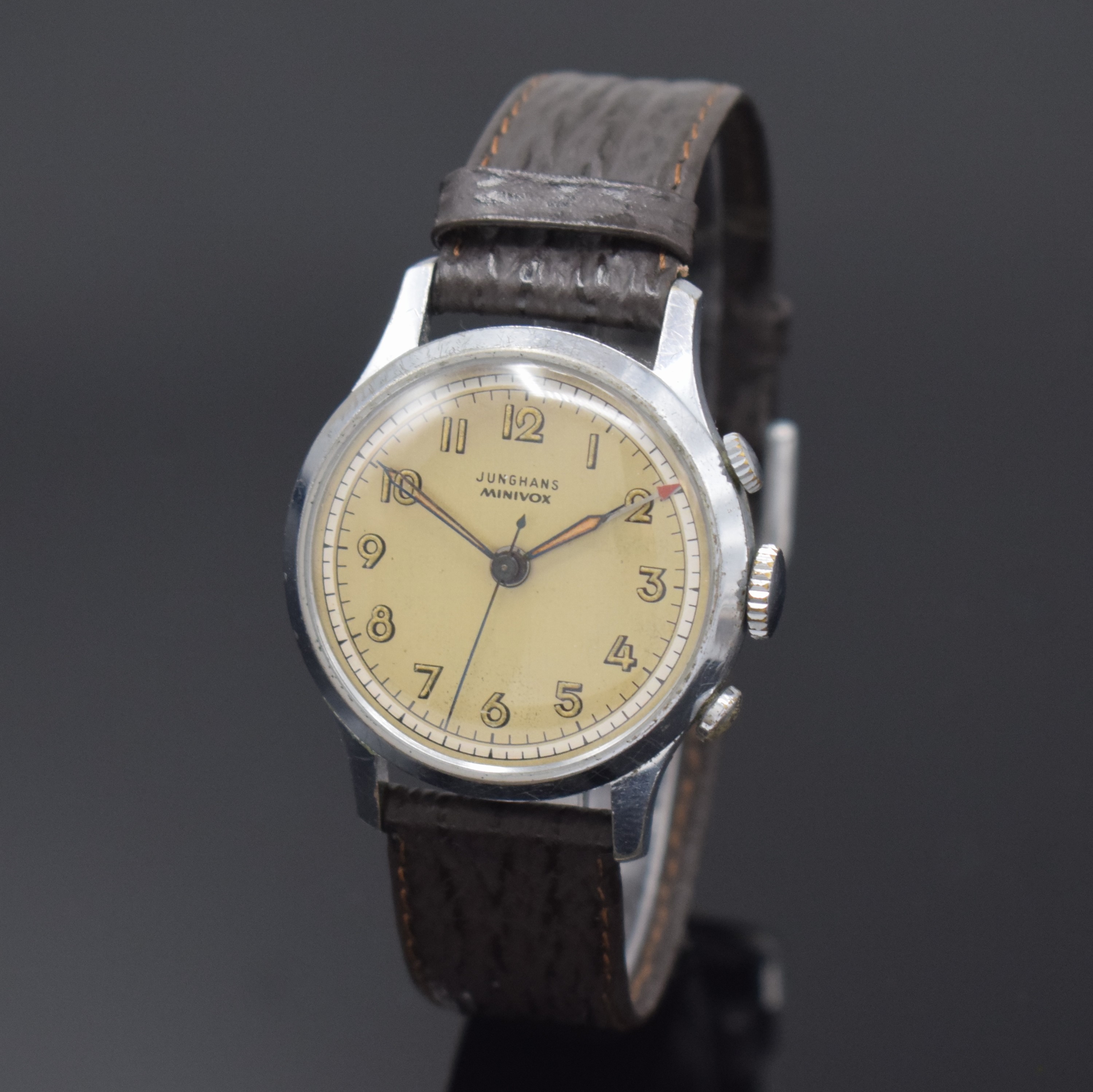 JUNGHANS Minivox Armbandwecker, Deutschland um 1950, Handaufzug, verchr. Geh., aufgedr. Stahlboden m. Membran, silb. Duoton-Zifferbl. arab. ...