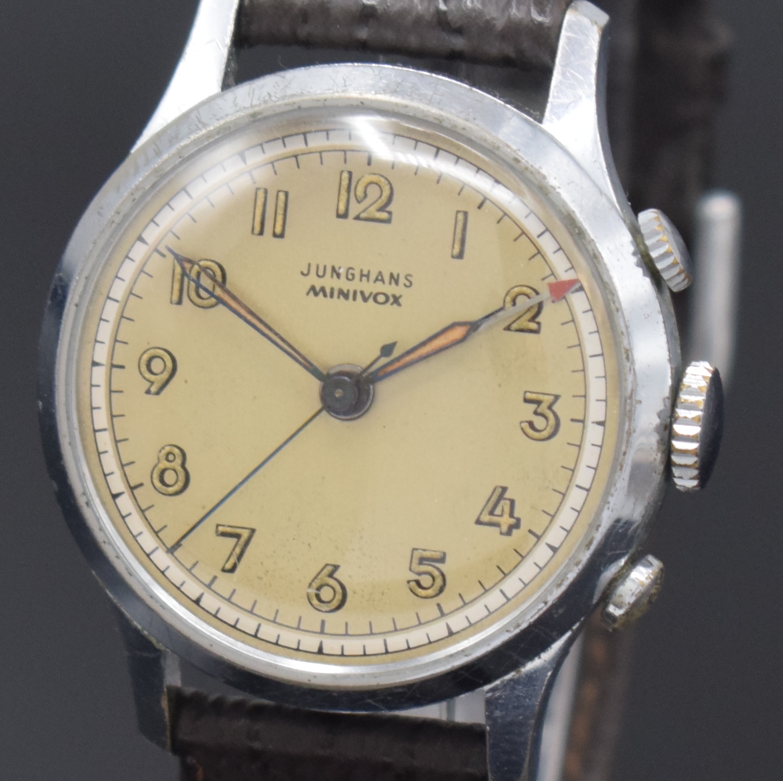 Detail a: JUNGHANS Minivox Armbandwecker, Deutschland um 1950, Handaufzug, verchr. Geh., aufgedr. Stahlboden m. Membran, silb. Duoton-Zifferbl. arab. ...