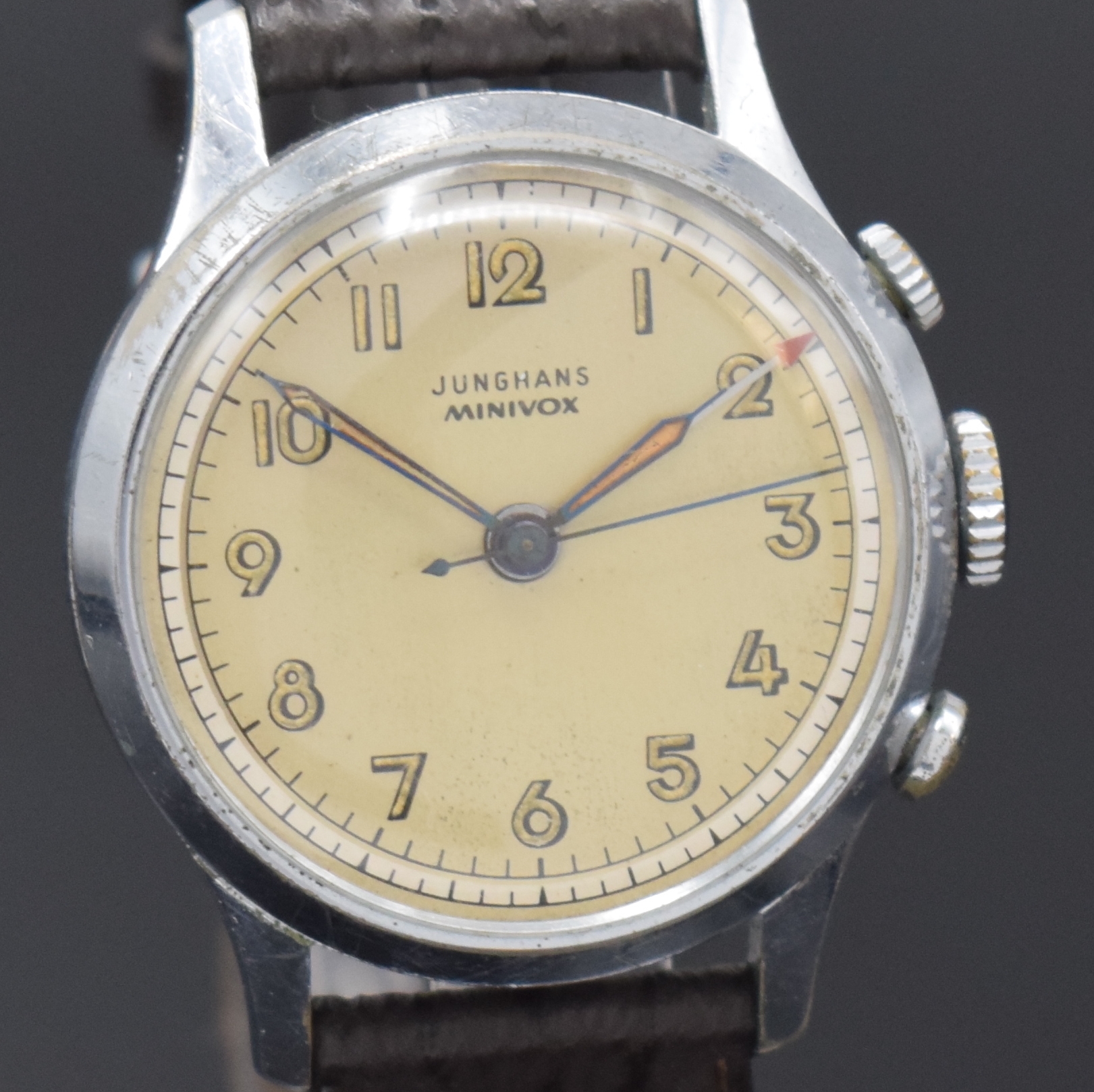 Detail c: JUNGHANS Minivox Armbandwecker, Deutschland um 1950, Handaufzug, verchr. Geh., aufgedr. Stahlboden m. Membran, silb. Duoton-Zifferbl. arab. ...