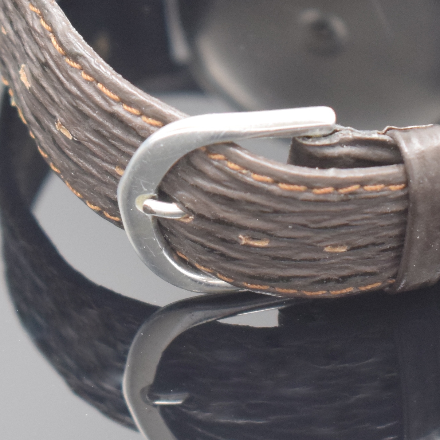 Detail d: JUNGHANS Minivox Armbandwecker, Deutschland um 1950, Handaufzug, verchr. Geh., aufgedr. Stahlboden m. Membran, silb. Duoton-Zifferbl. arab. ...