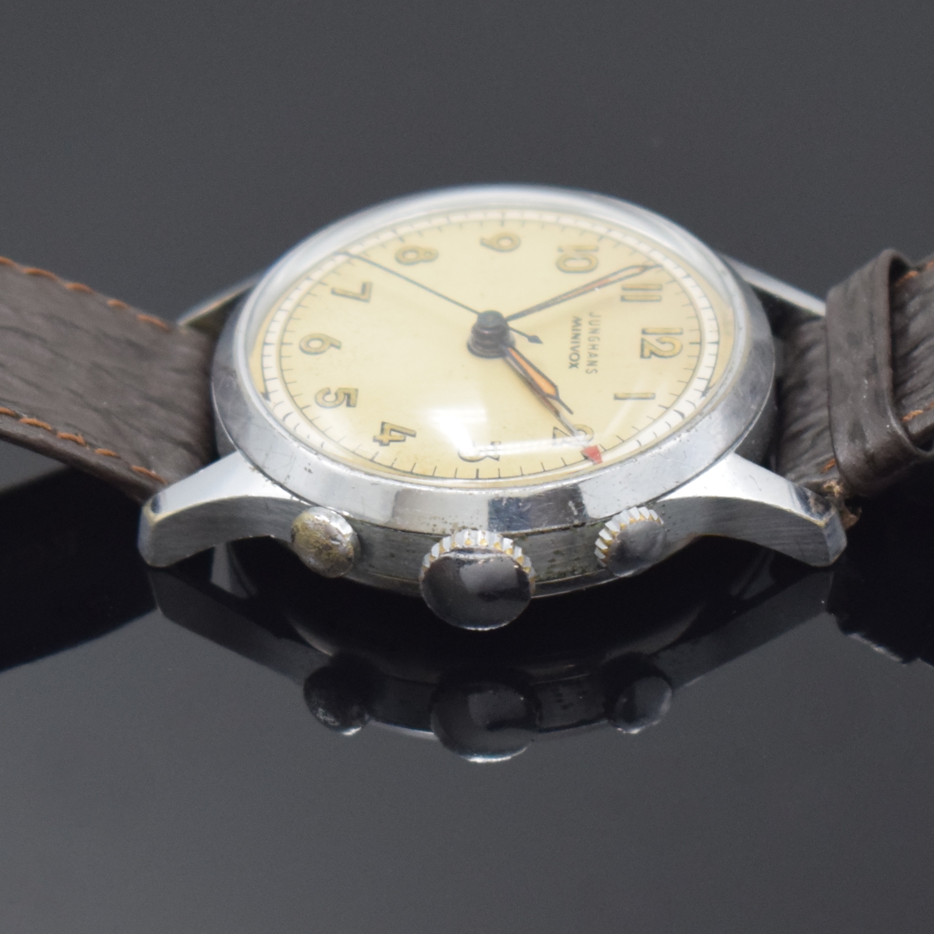 Detail e: JUNGHANS Minivox Armbandwecker, Deutschland um 1950, Handaufzug, verchr. Geh., aufgedr. Stahlboden m. Membran, silb. Duoton-Zifferbl. arab. ...