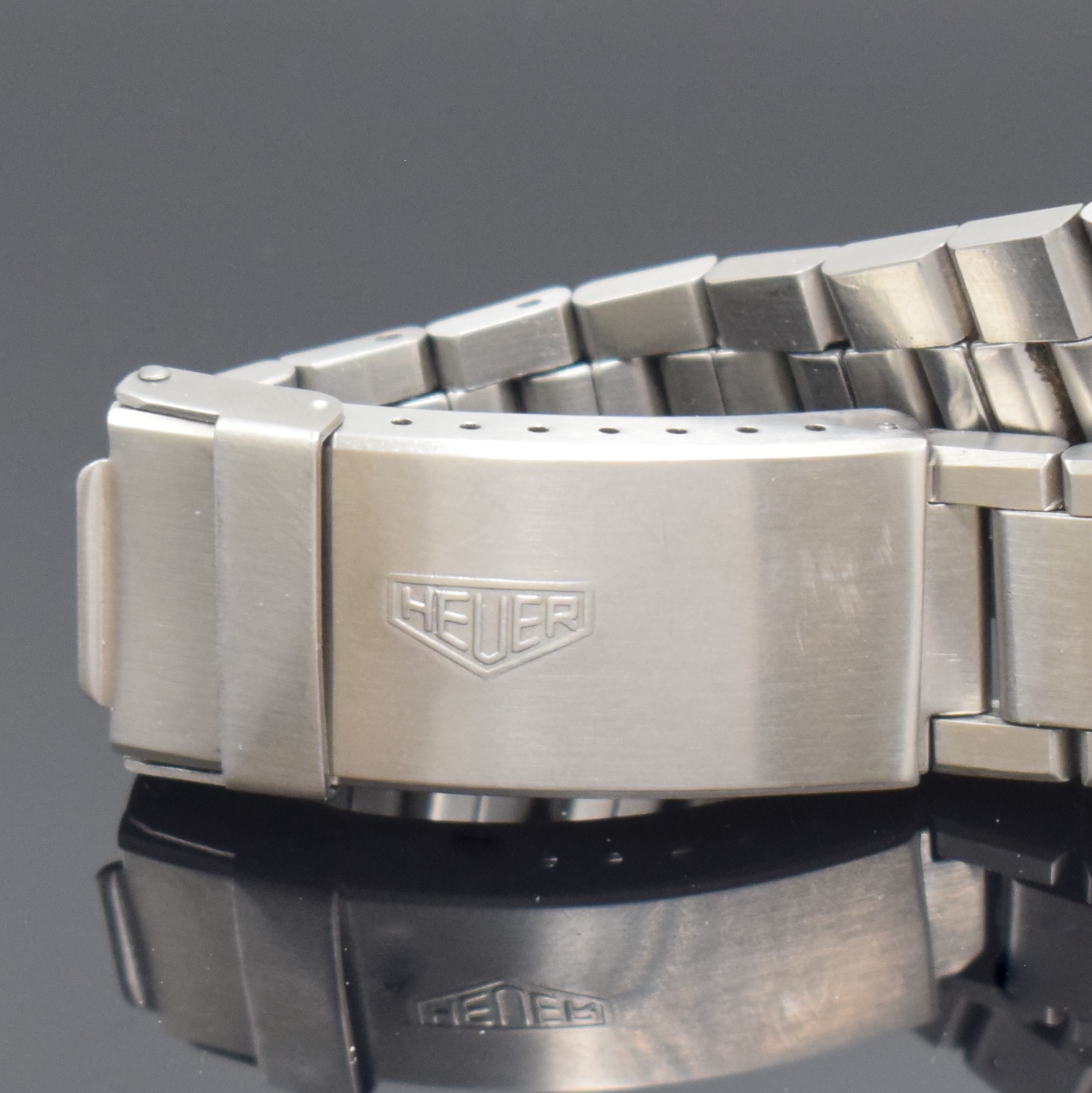 Detail d: HEUER Autavia Armbandchronograph in Stahl/ Stahlband Referenz 11630, Schweiz um 1975, Automatik, verschr. Geh., orig. Krone u. Drücker, beids. ...