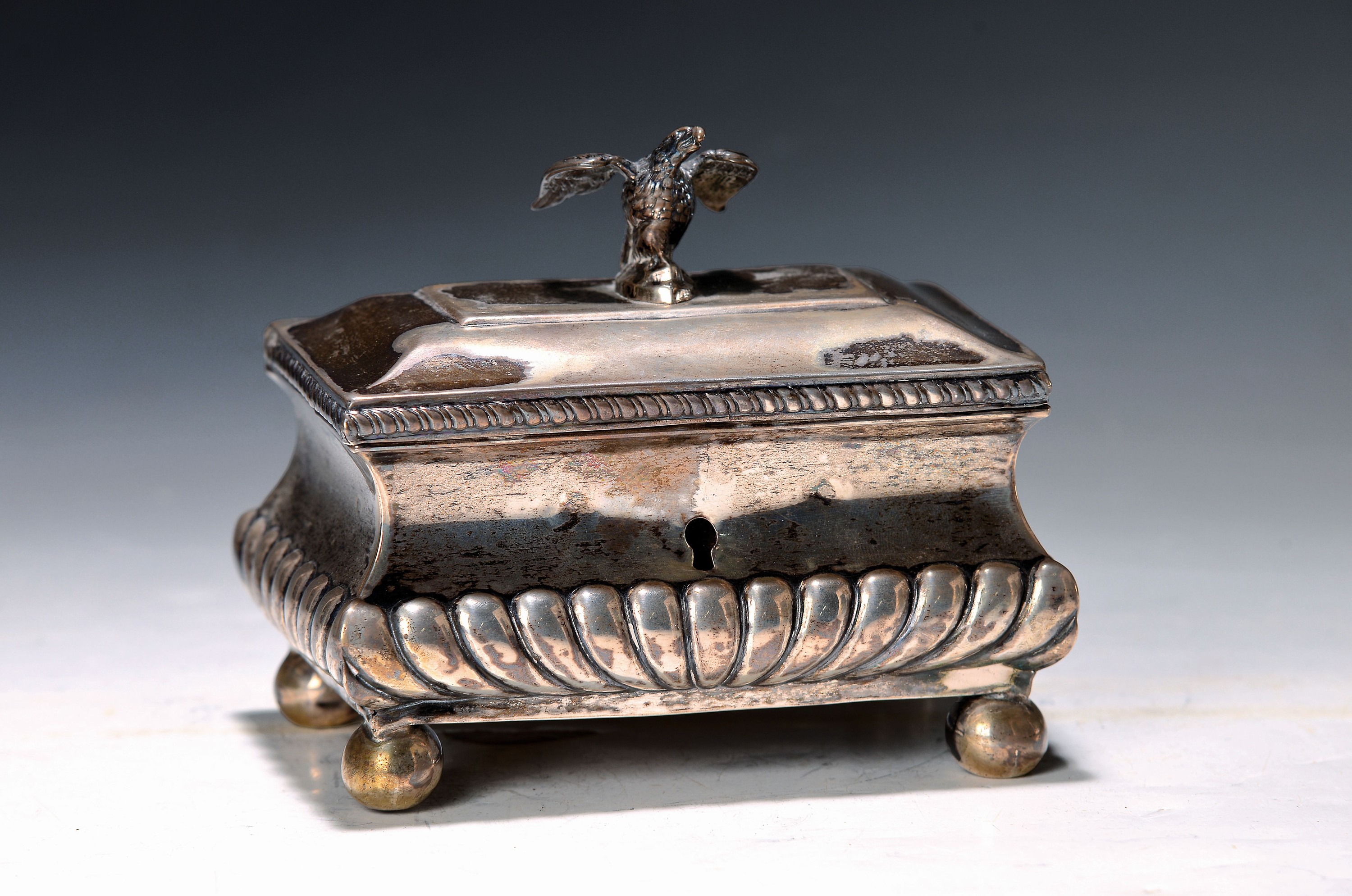 Zuckerdose/ Deckeldose, wohl Berlin, um 1800, Silber, Tremoulierstich, auf vier Kugelfüssen stehend, Adlerbekrönung, 13x13x9 cm, ca. 360g, ohne ...