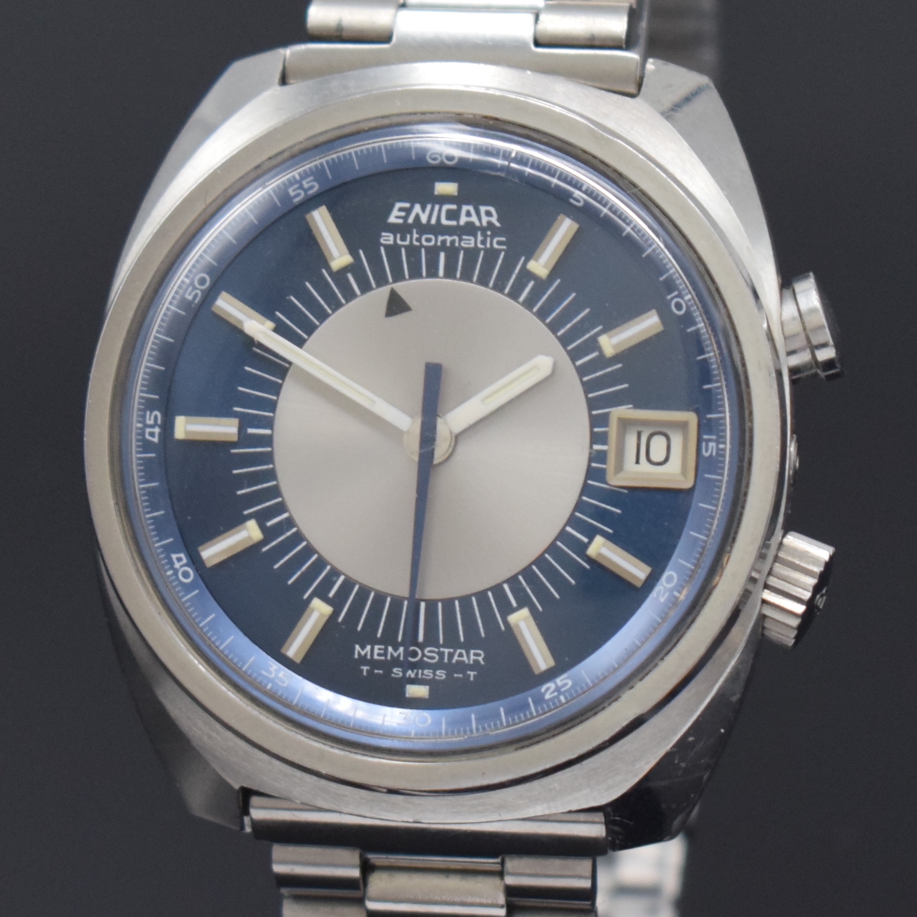 Detail a: ENICAR Memostar Armbandwecker in Stahl Referenz 298-01-01, Schweiz um 1970, Automatik, verschr. Geh., Boden verkr., neutrales Stahlband, blaues ...