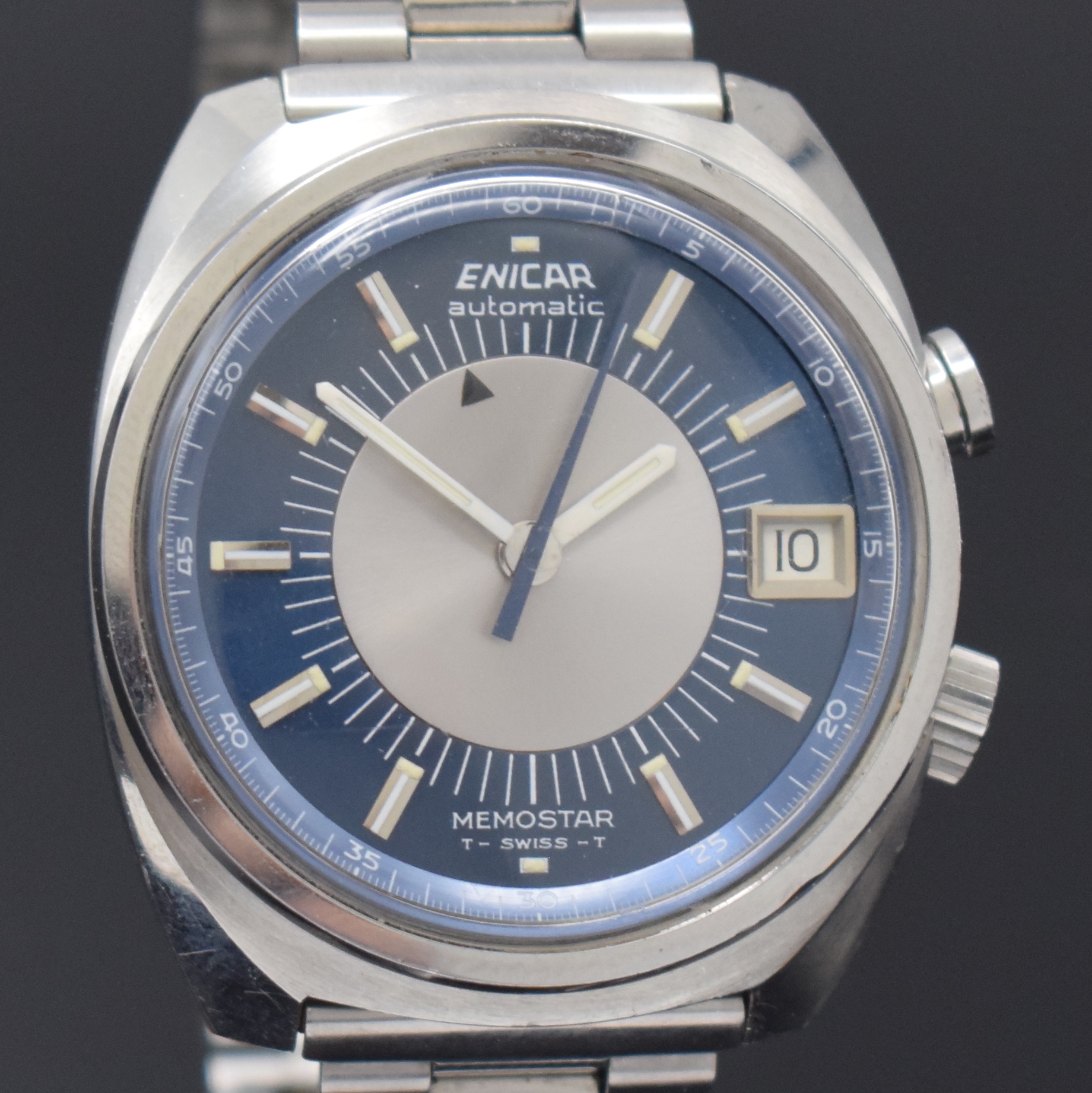 Detail c: ENICAR Memostar Armbandwecker in Stahl Referenz 298-01-01, Schweiz um 1970, Automatik, verschr. Geh., Boden verkr., neutrales Stahlband, blaues ...