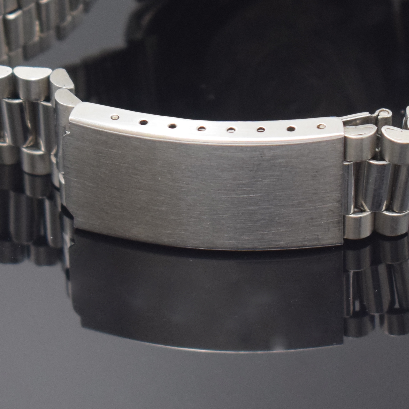 Detail d: ENICAR Memostar Armbandwecker in Stahl Referenz 298-01-01, Schweiz um 1970, Automatik, verschr. Geh., Boden verkr., neutrales Stahlband, blaues ...