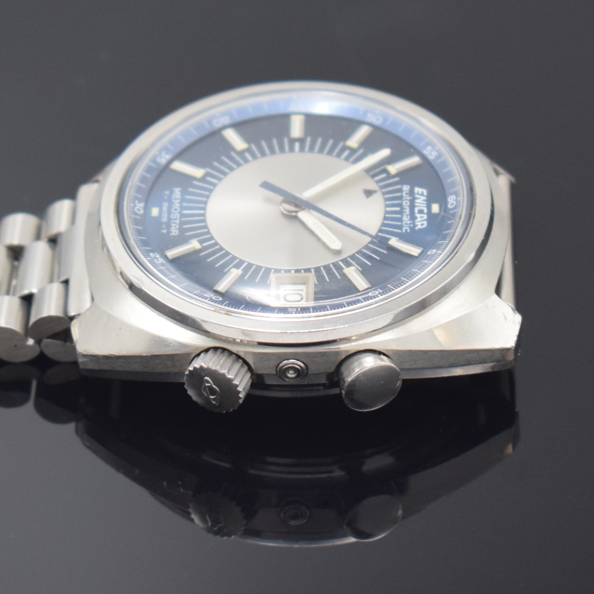 Detail e: ENICAR Memostar Armbandwecker in Stahl Referenz 298-01-01, Schweiz um 1970, Automatik, verschr. Geh., Boden verkr., neutrales Stahlband, blaues ...