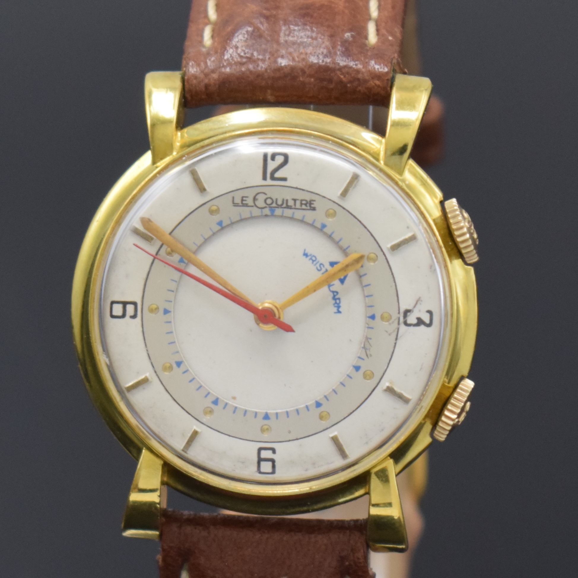 Detail a: LeCoultre Armbandwecker im 10k Goldfilled Gehäuse, Schweiz/USA um 1945, Handaufzug, 2 -tlg. Geh., Boden aufgedr., orig. Kronen, silb. ...