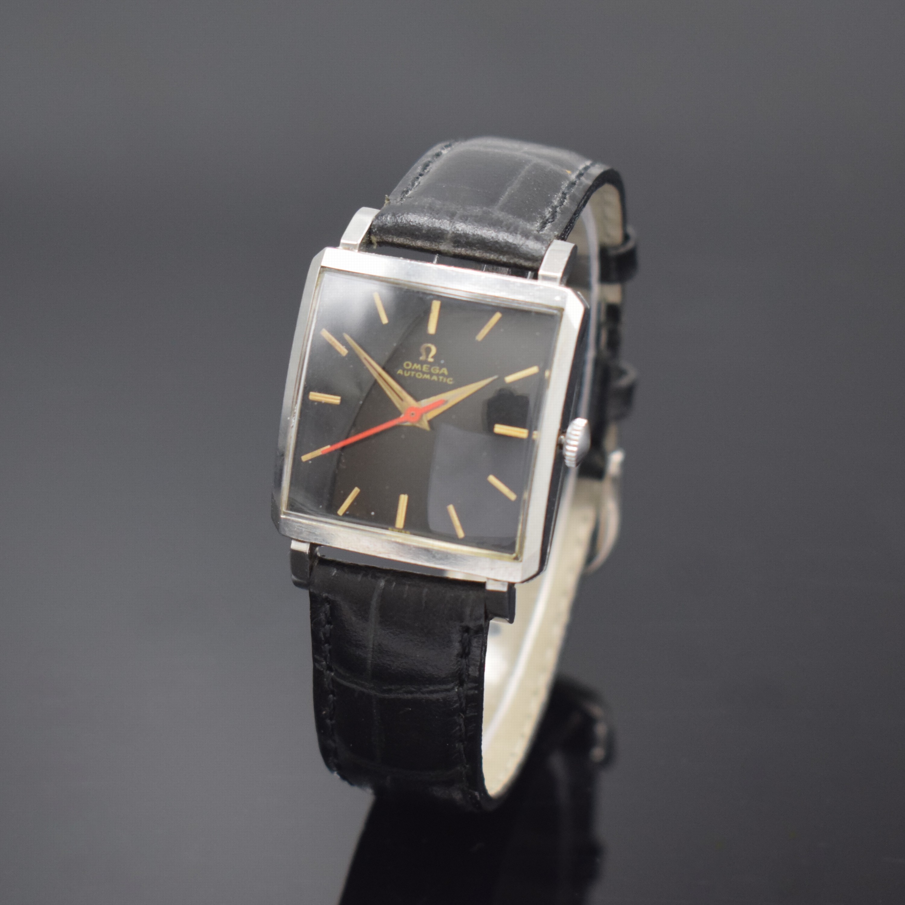 OMEGA Armbanduhr Referenz 3971-4SC in Stahl, Schweiz um 1956, Automatik, quadrat. Geh., Boden aufgedr., schwarz. Zifferbl. rest., rotgold. Werk Kal. ...