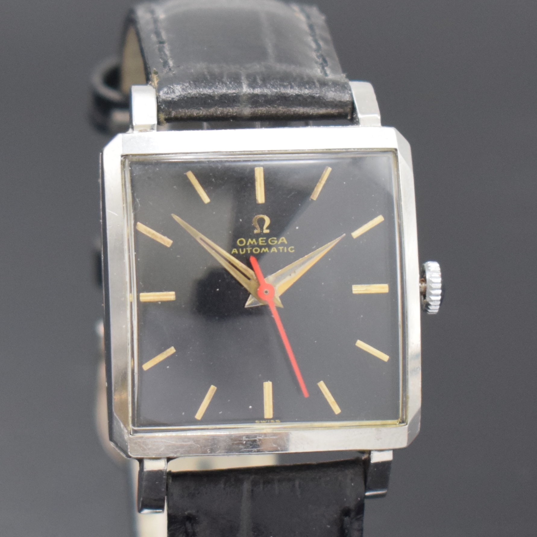 Detail a: OMEGA Armbanduhr Referenz 3971-4SC in Stahl, Schweiz um 1956, Automatik, quadrat. Geh., Boden aufgedr., schwarz. Zifferbl. rest., rotgold. Werk Kal. ...
