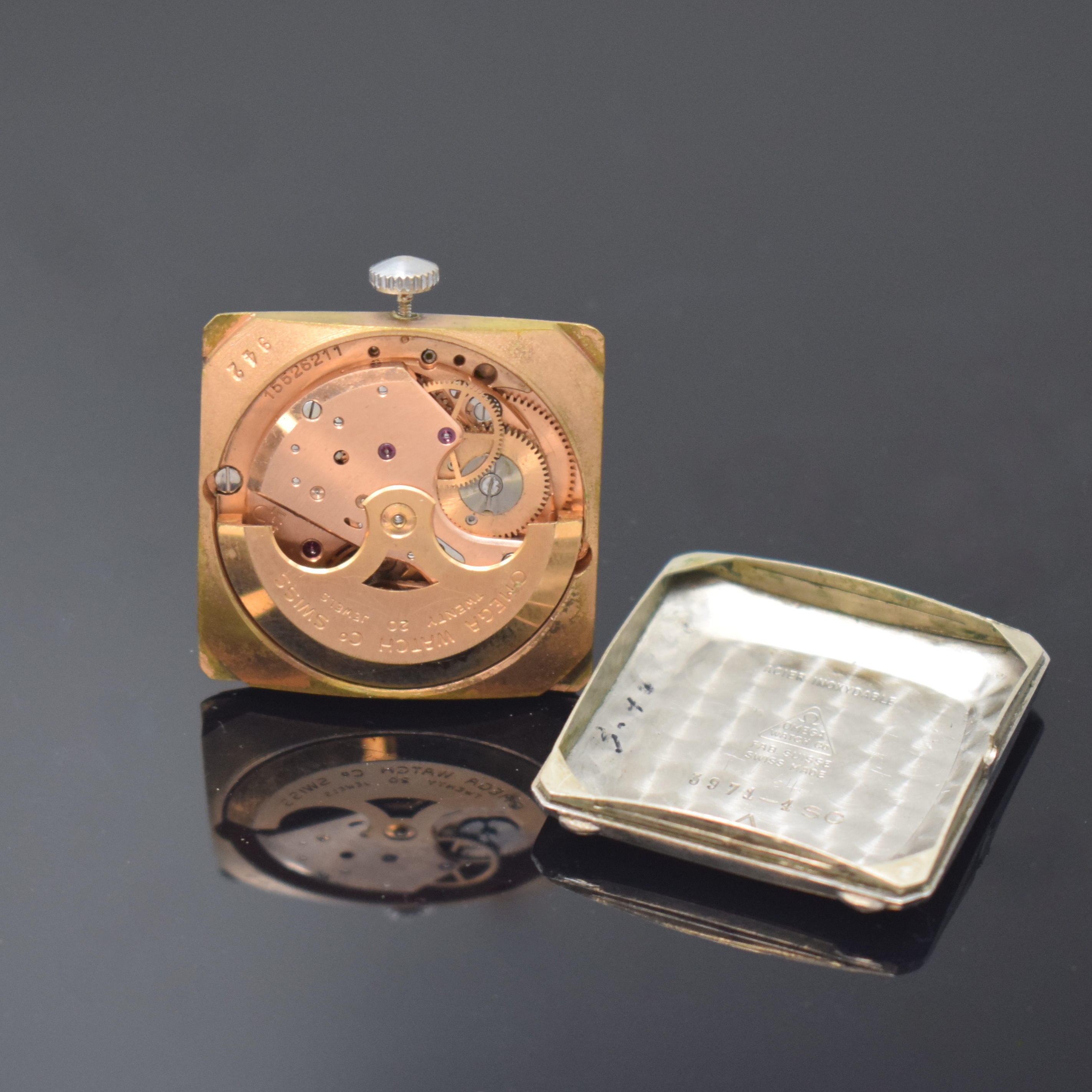 Detail b: OMEGA Armbanduhr Referenz 3971-4SC in Stahl, Schweiz um 1956, Automatik, quadrat. Geh., Boden aufgedr., schwarz. Zifferbl. rest., rotgold. Werk Kal. ...