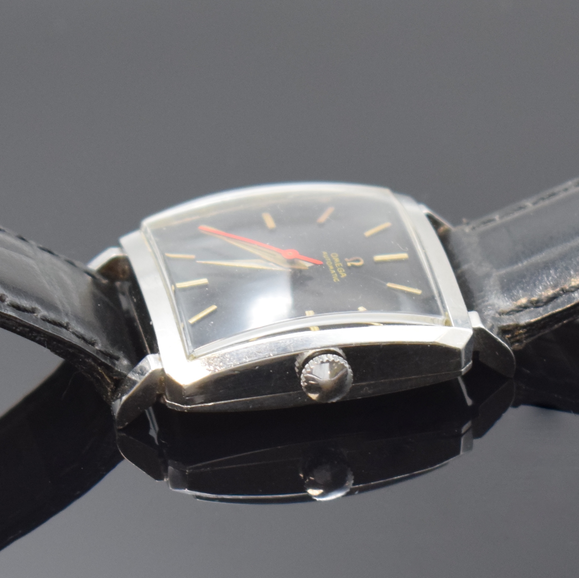 Detail c: OMEGA Armbanduhr Referenz 3971-4SC in Stahl, Schweiz um 1956, Automatik, quadrat. Geh., Boden aufgedr., schwarz. Zifferbl. rest., rotgold. Werk Kal. ...
