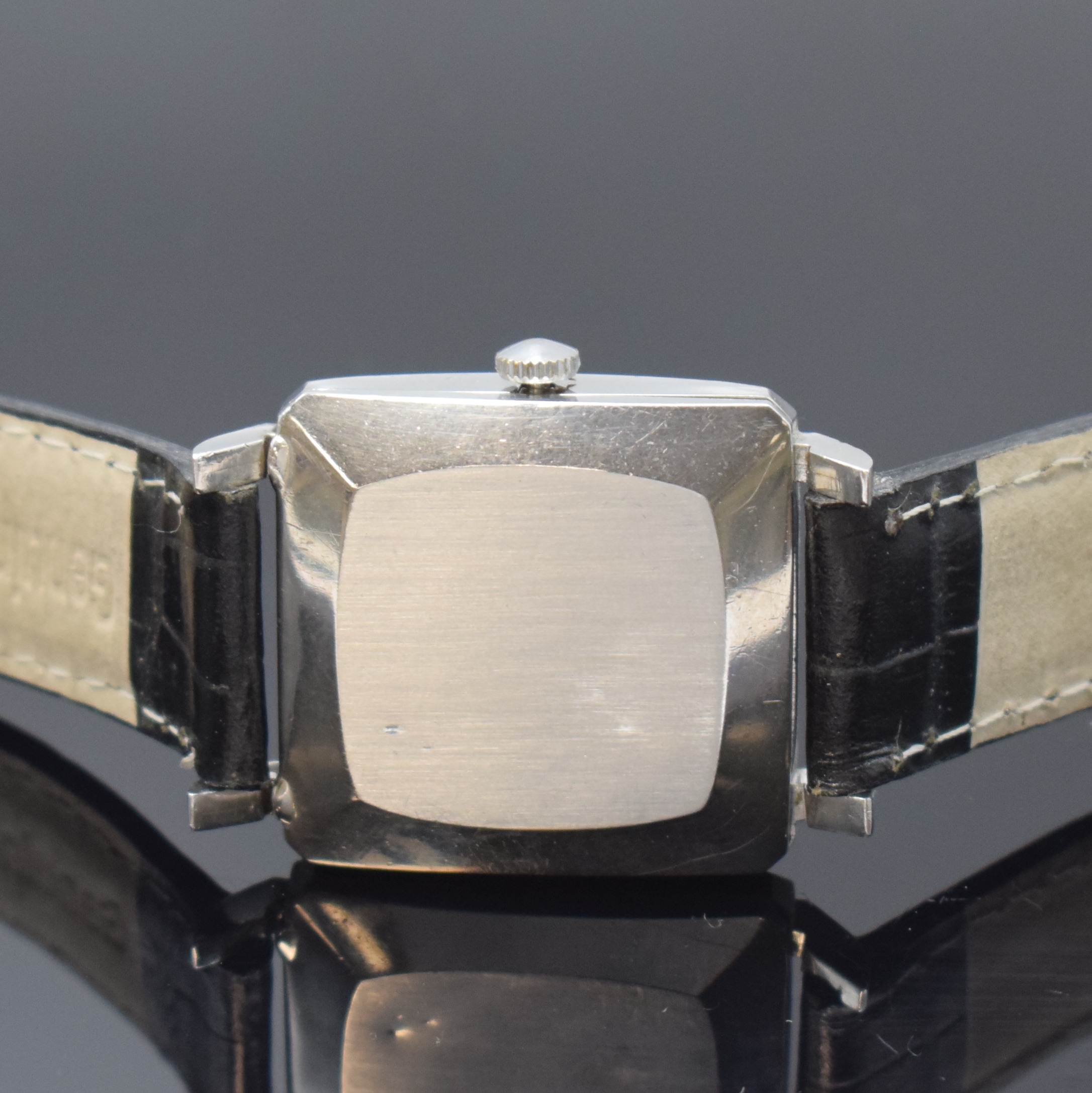 Detail d: OMEGA Armbanduhr Referenz 3971-4SC in Stahl, Schweiz um 1956, Automatik, quadrat. Geh., Boden aufgedr., schwarz. Zifferbl. rest., rotgold. Werk Kal. ...