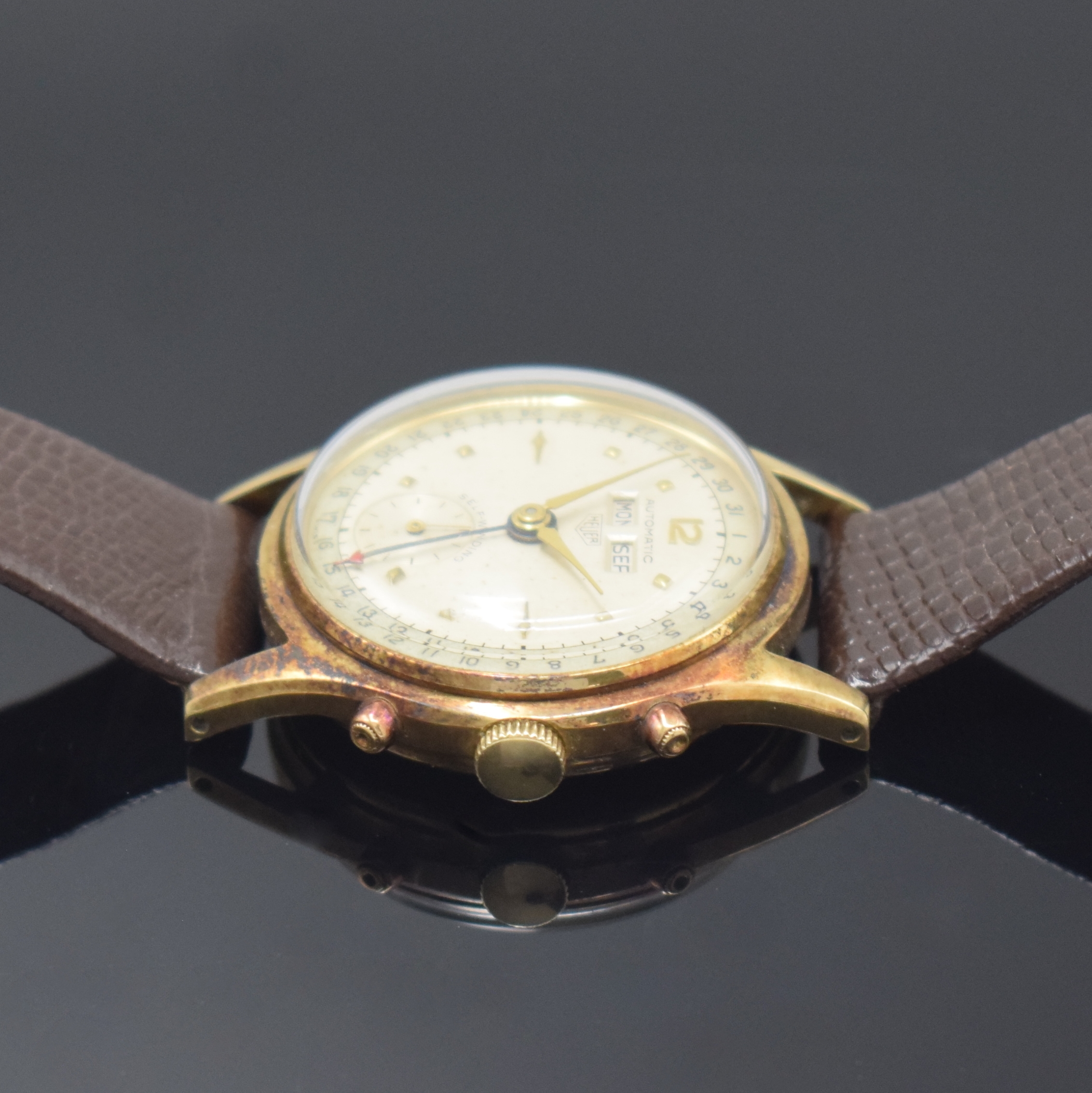 Detail b: HEUER Automatic seltene Armbanduhr mit Vollkalender in GG 585/000, Schweiz um 1950, Hammerautomatik, 2-tlg. Geh., Boden verschr.,seitl. Korrekturdr. ...