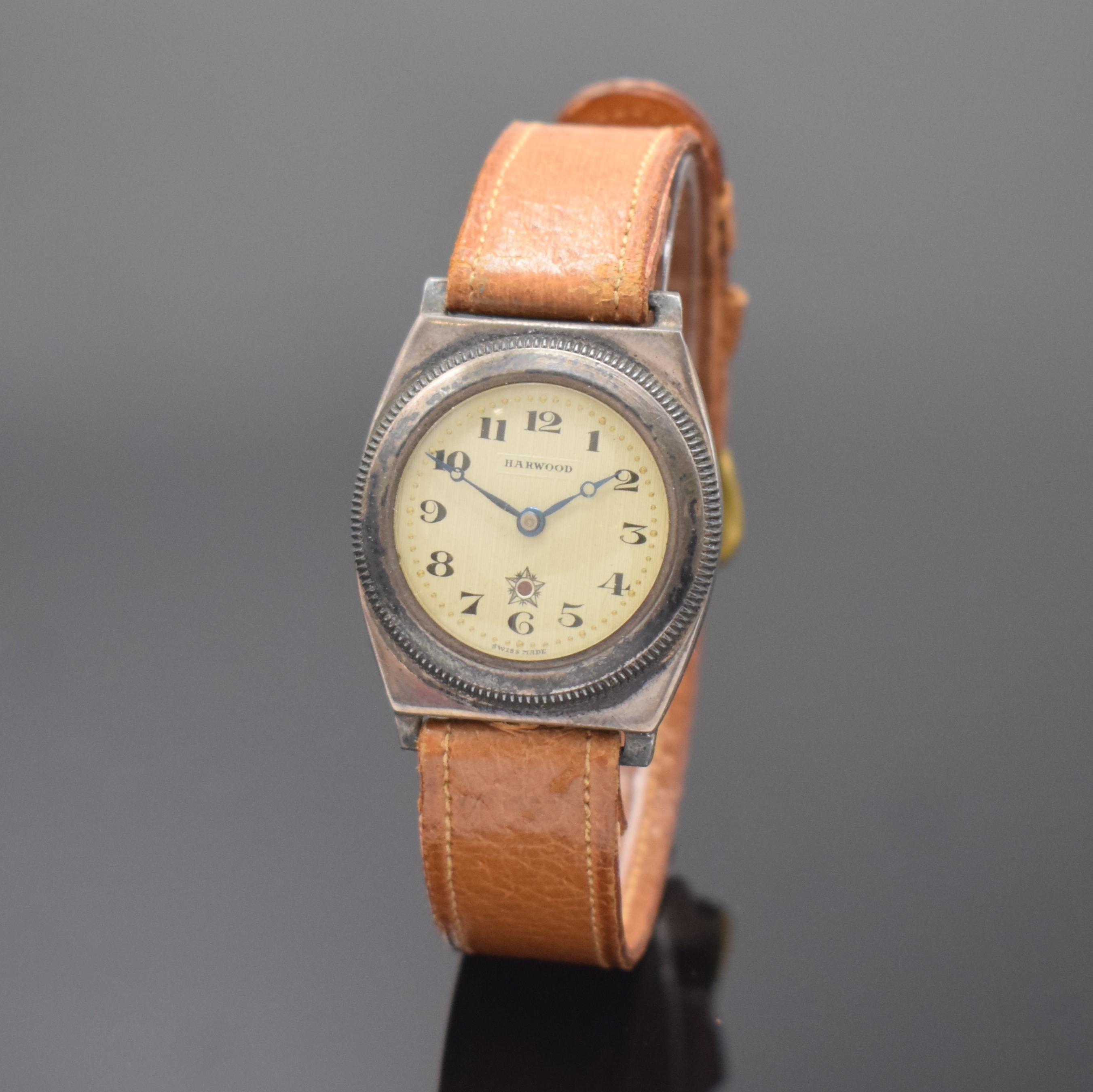 HARWOOD frühe Automatik-Armbanduhr in Silber, Schweiz um 1930, Hammerautomatik, Tonneau- förm. Geh., Boden aufgedr., Riffel-Lünette zur ...