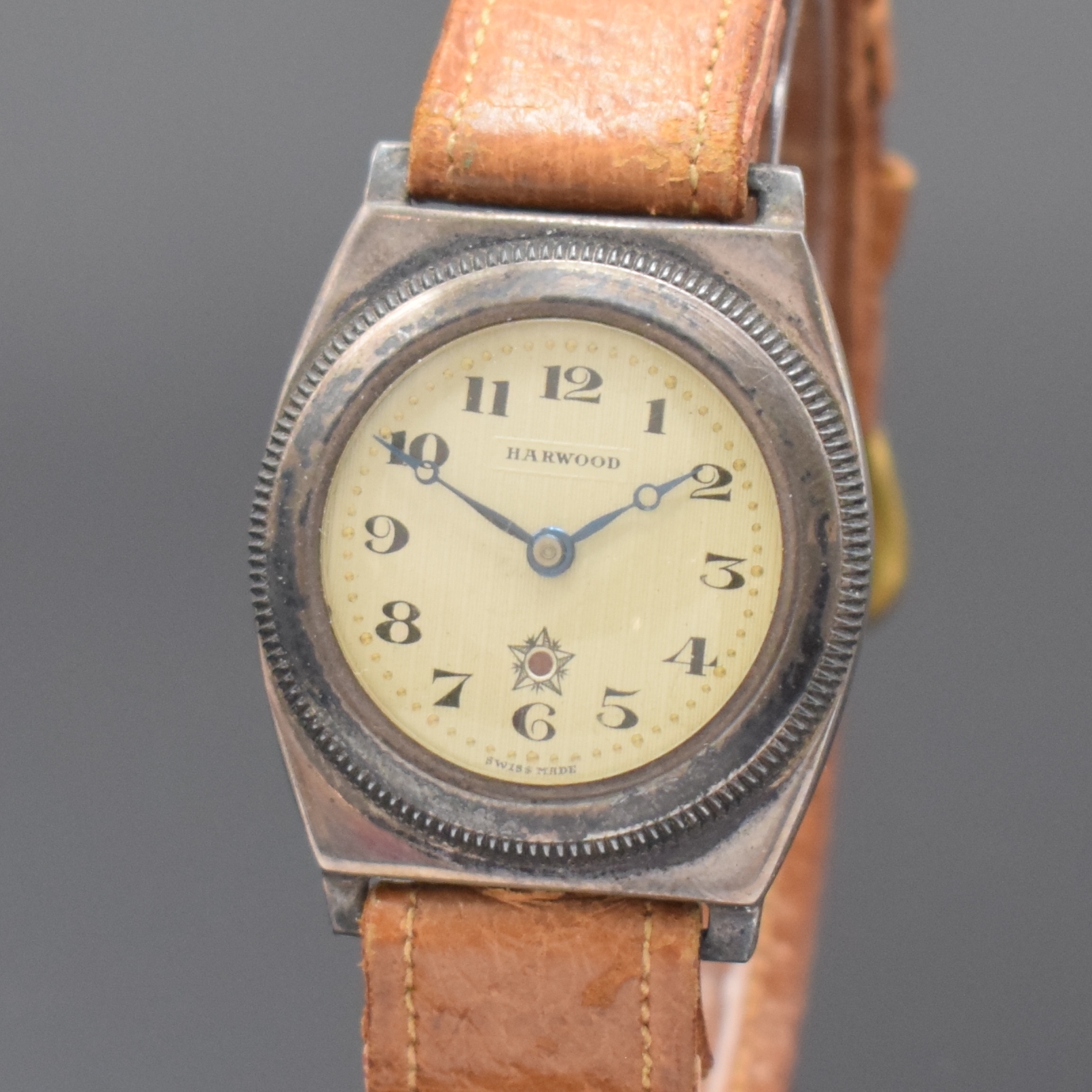 Detail a: HARWOOD frühe Automatik-Armbanduhr in Silber, Schweiz um 1930, Hammerautomatik, Tonneau- förm. Geh., Boden aufgedr., Riffel-Lünette zur ...