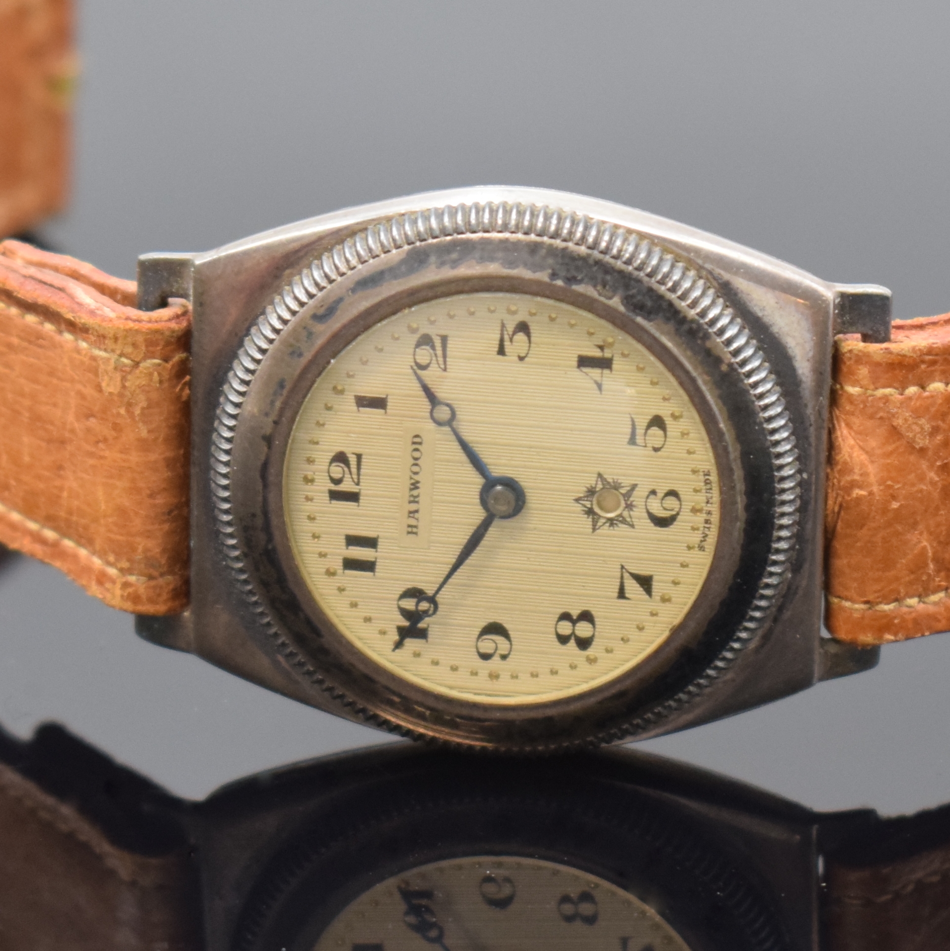 Detail b: HARWOOD frühe Automatik-Armbanduhr in Silber, Schweiz um 1930, Hammerautomatik, Tonneau- förm. Geh., Boden aufgedr., Riffel-Lünette zur ...