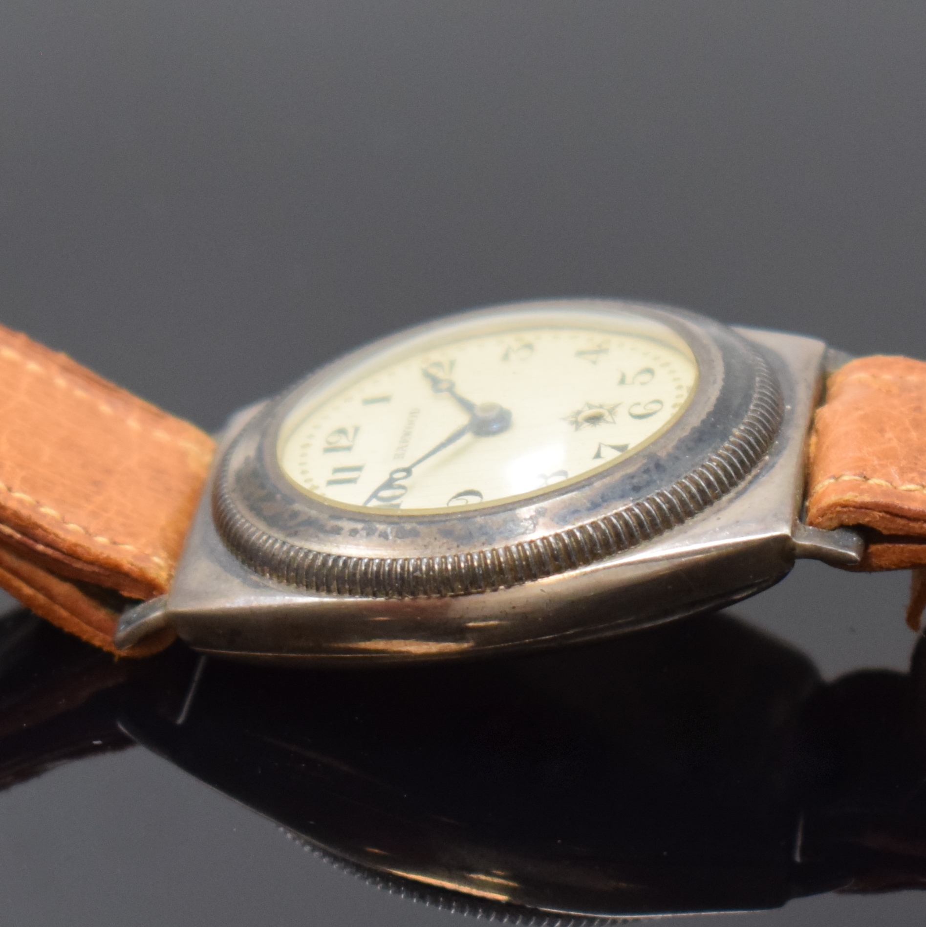 Detail c: HARWOOD frühe Automatik-Armbanduhr in Silber, Schweiz um 1930, Hammerautomatik, Tonneau- förm. Geh., Boden aufgedr., Riffel-Lünette zur ...
