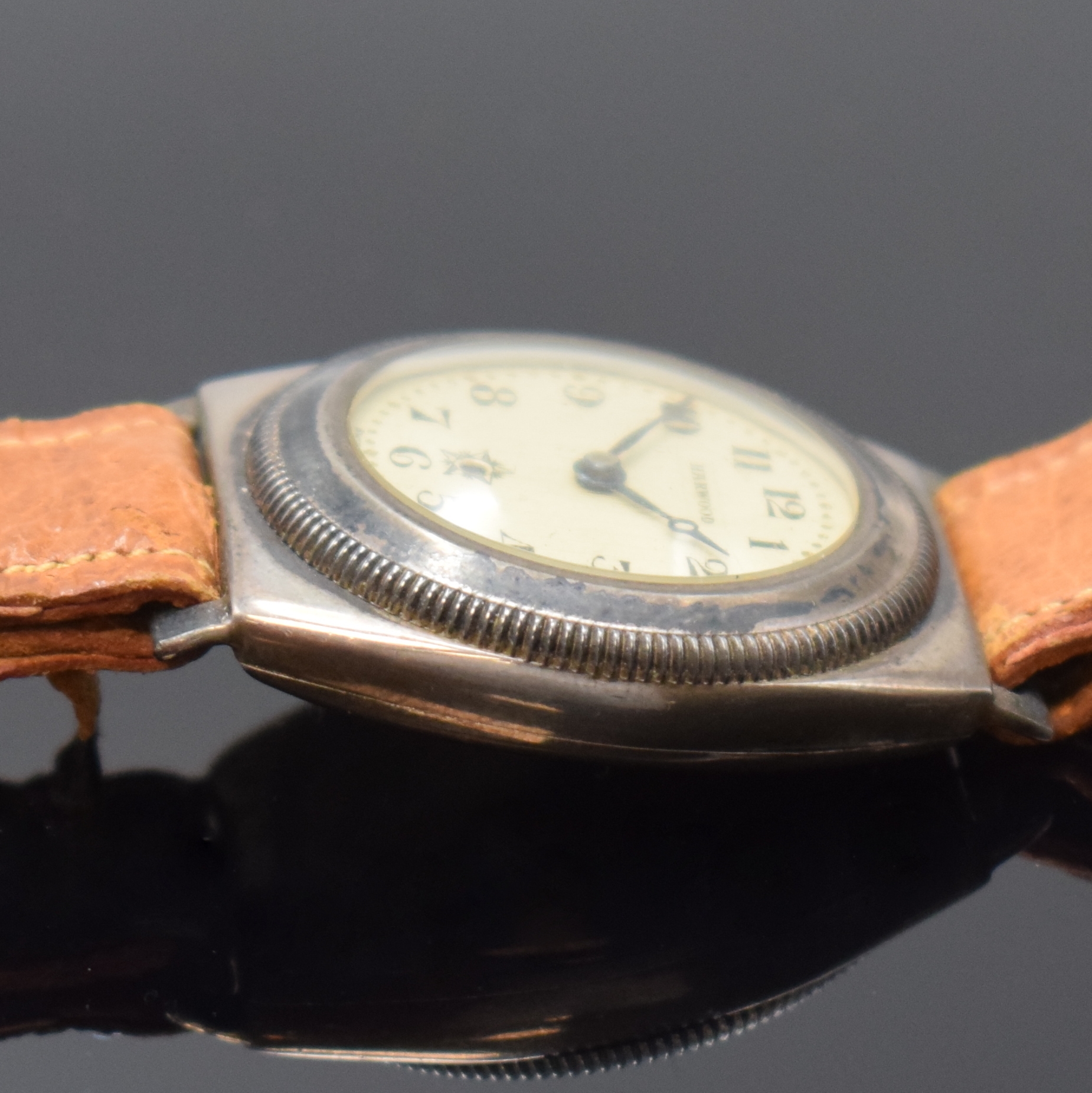 Detail d: HARWOOD frühe Automatik-Armbanduhr in Silber, Schweiz um 1930, Hammerautomatik, Tonneau- förm. Geh., Boden aufgedr., Riffel-Lünette zur ...