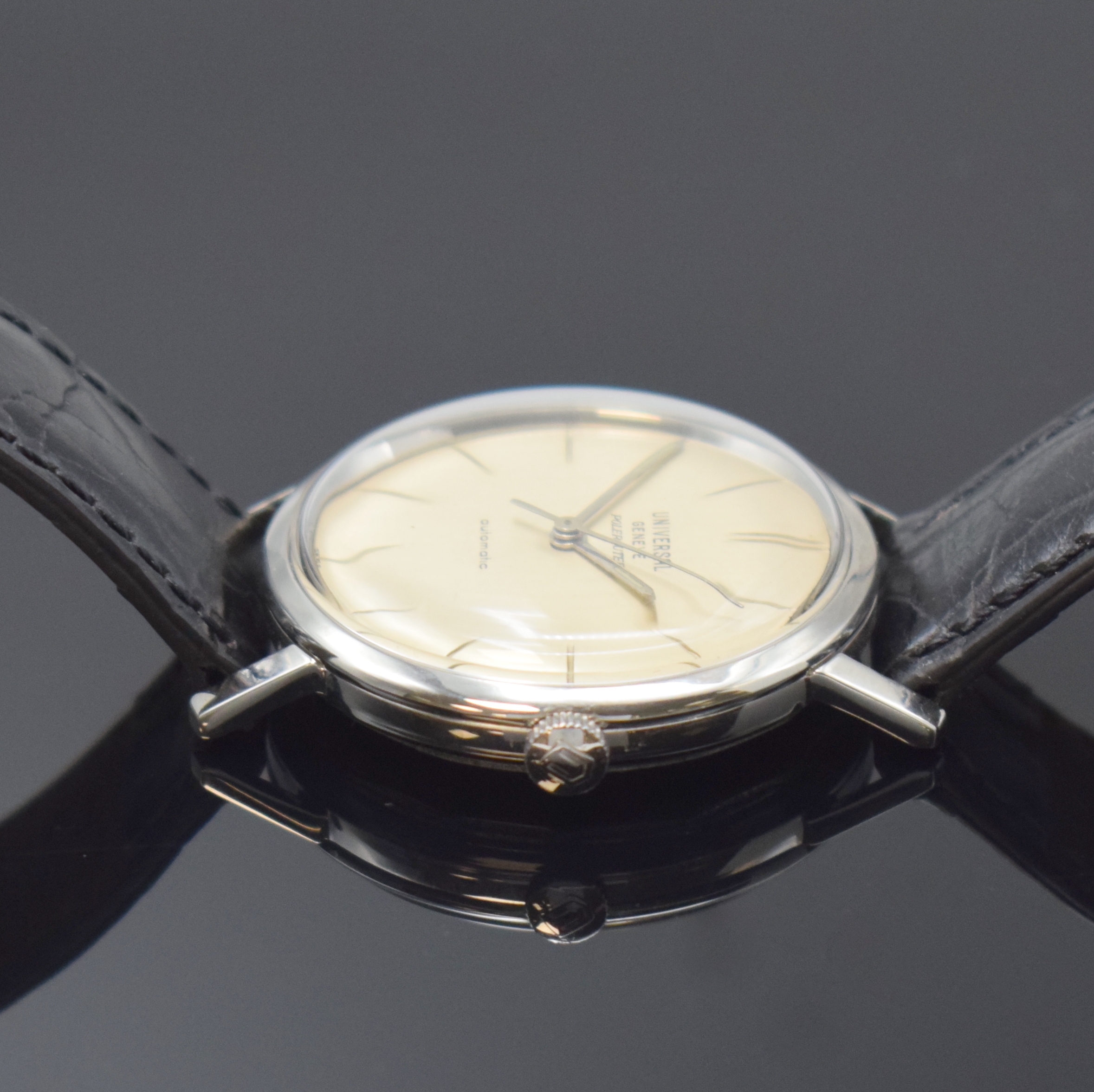 Detail b: UNIVERSAL GENEVE Polerouter Armbanduhr in Stahl, Schweiz um 1965, Automatik, flaches Geh. ohne Nummer, Boden verschr., orig. Krone, silb. Zifferbl. ...