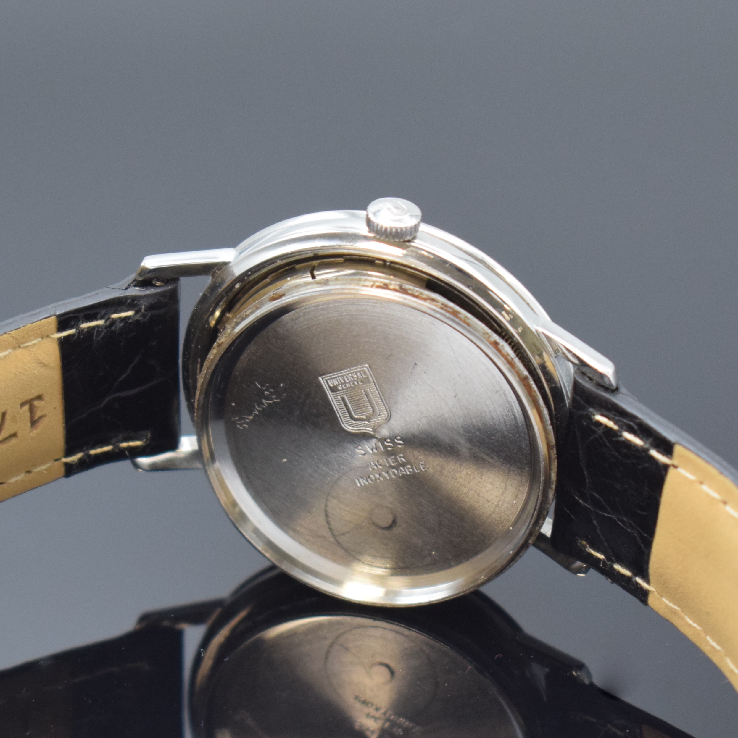 Detail e: UNIVERSAL GENEVE Polerouter Armbanduhr in Stahl, Schweiz um 1965, Automatik, flaches Geh. ohne Nummer, Boden verschr., orig. Krone, silb. Zifferbl. ...