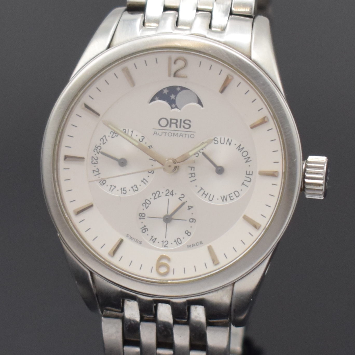 Detail a: ORIS Artelier Armbanduhr mit Mondphase, Tag und Datum in Stahl mit Stahlband, Schweiz um 2000, Automatik, beids. vergl. Geh., Boden verschr., silb. ...