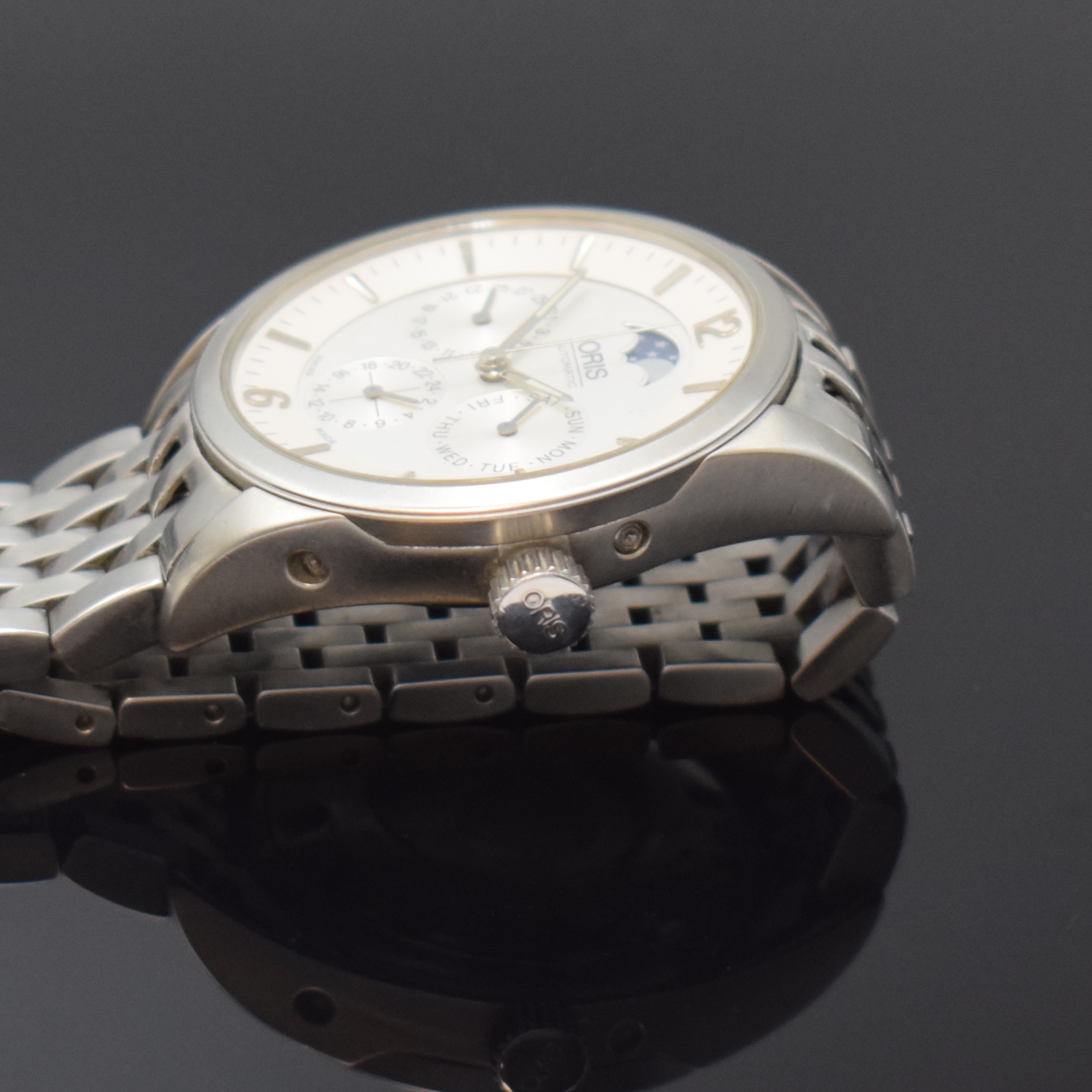 Detail c: ORIS Artelier Armbanduhr mit Mondphase, Tag und Datum in Stahl mit Stahlband, Schweiz um 2000, Automatik, beids. vergl. Geh., Boden verschr., silb. ...