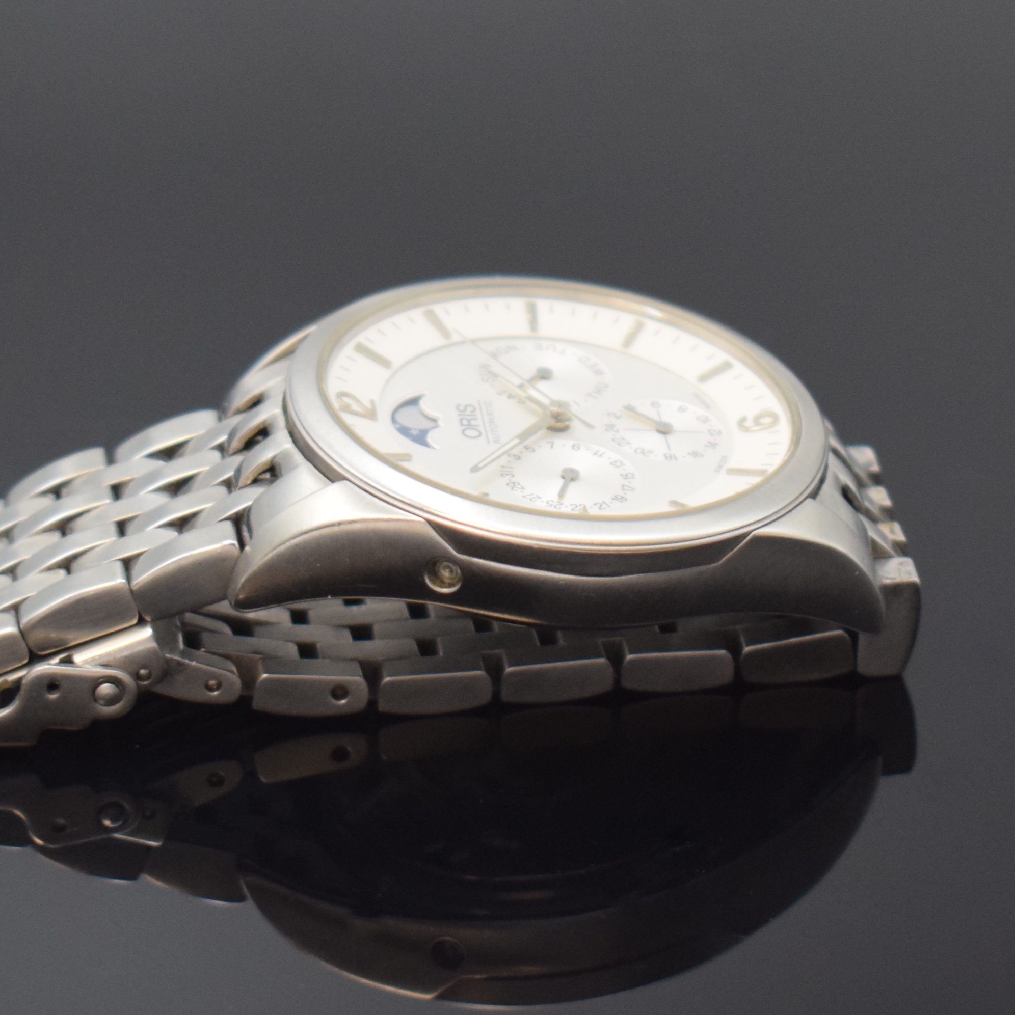 Detail d: ORIS Artelier Armbanduhr mit Mondphase, Tag und Datum in Stahl mit Stahlband, Schweiz um 2000, Automatik, beids. vergl. Geh., Boden verschr., silb. ...