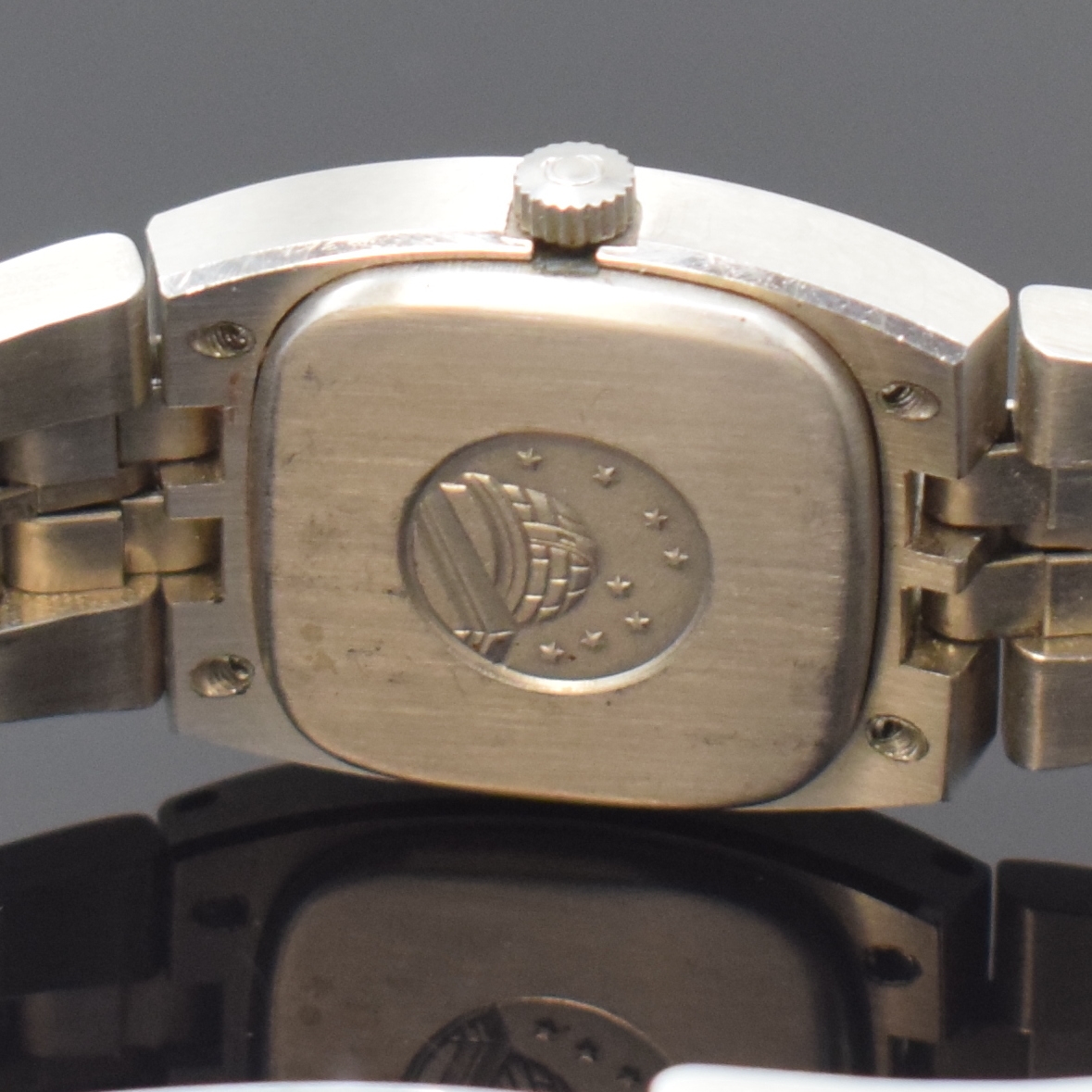 Detail d: OMEGA Constellation Damenarmbanduhr Referenz 567.012 in Stahl/Stahlband, Schweiz um 1969, Automatik, 4-fach verschr. Geh. m. integr. Band, Krone u. ...