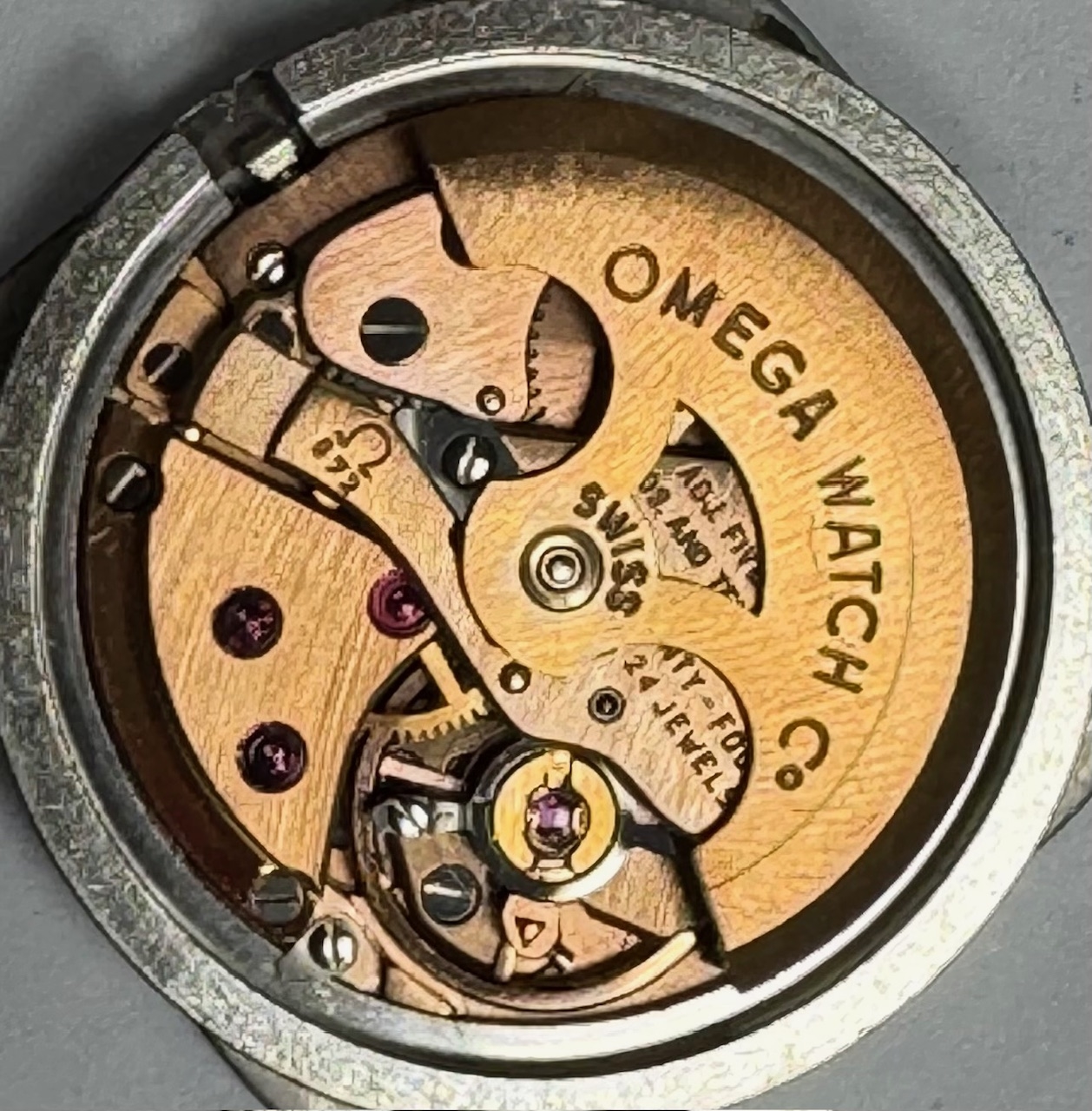 Detail e: OMEGA Constellation Damenarmbanduhr Referenz 567.012 in Stahl/Stahlband, Schweiz um 1969, Automatik, 4-fach verschr. Geh. m. integr. Band, Krone u. ...