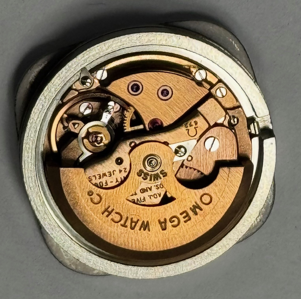 Detail f: OMEGA Constellation Damenarmbanduhr Referenz 567.012 in Stahl/Stahlband, Schweiz um 1969, Automatik, 4-fach verschr. Geh. m. integr. Band, Krone u. ...