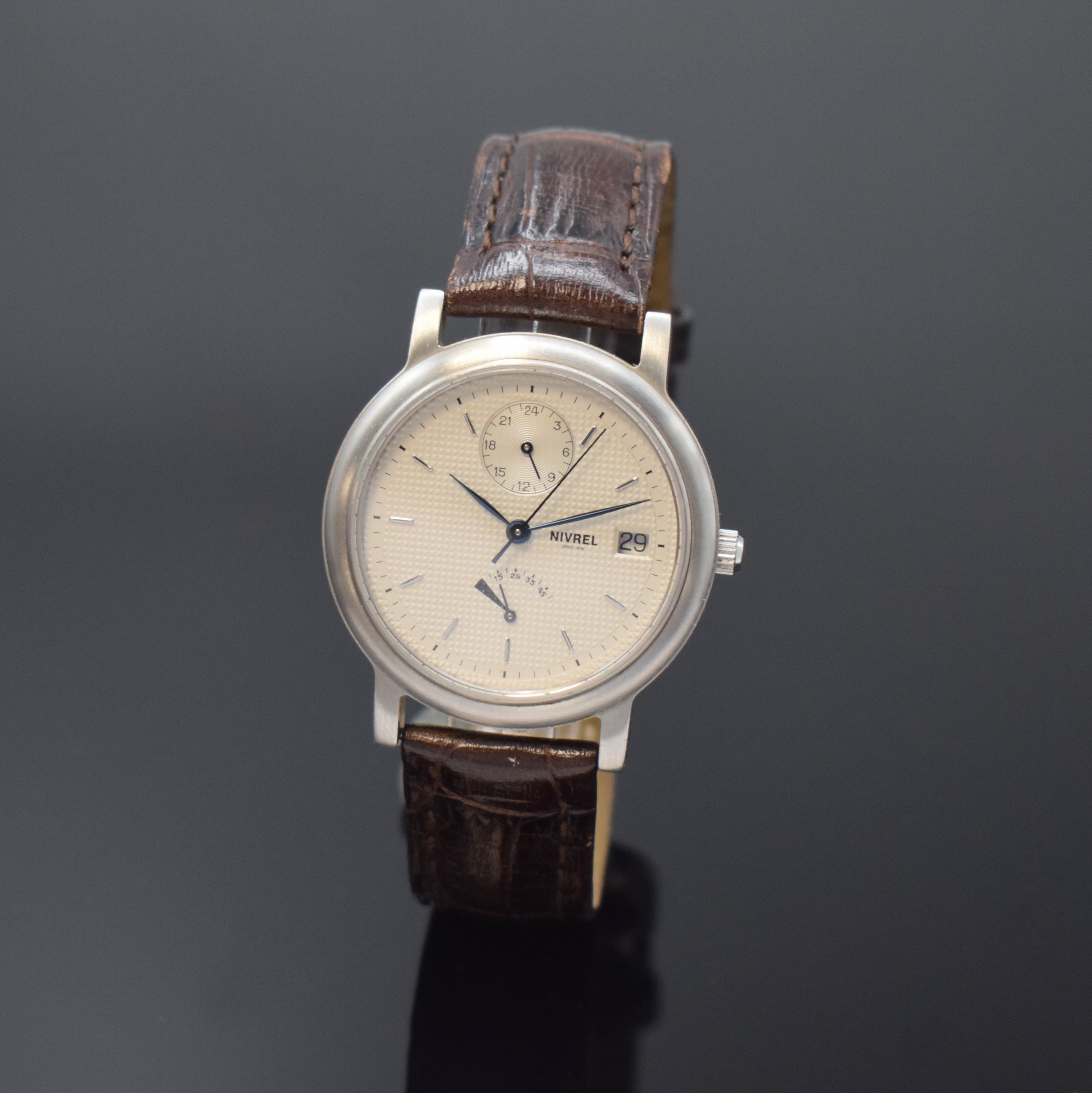 NIVREL Armbanduhr mit Gangreserveanzeige und 2. Zeitzone, Schweiz um 1995, Automatik, beids. vergl. Geh., Boden u. Krone verschr., silb. ...