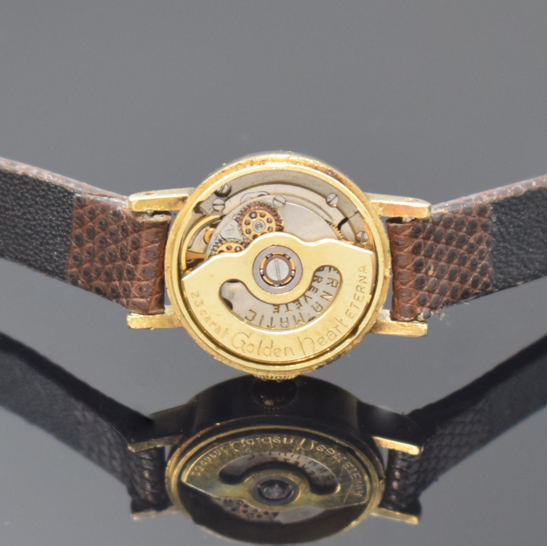 Detail e: ETERNA Golden Heart sehr kleine Damenarmbanduhr in GG 750/000, Schweiz um 1960, Automatik, 2-tlg. Geh., aufgedr. Boden bez. "Golden Heart", ...